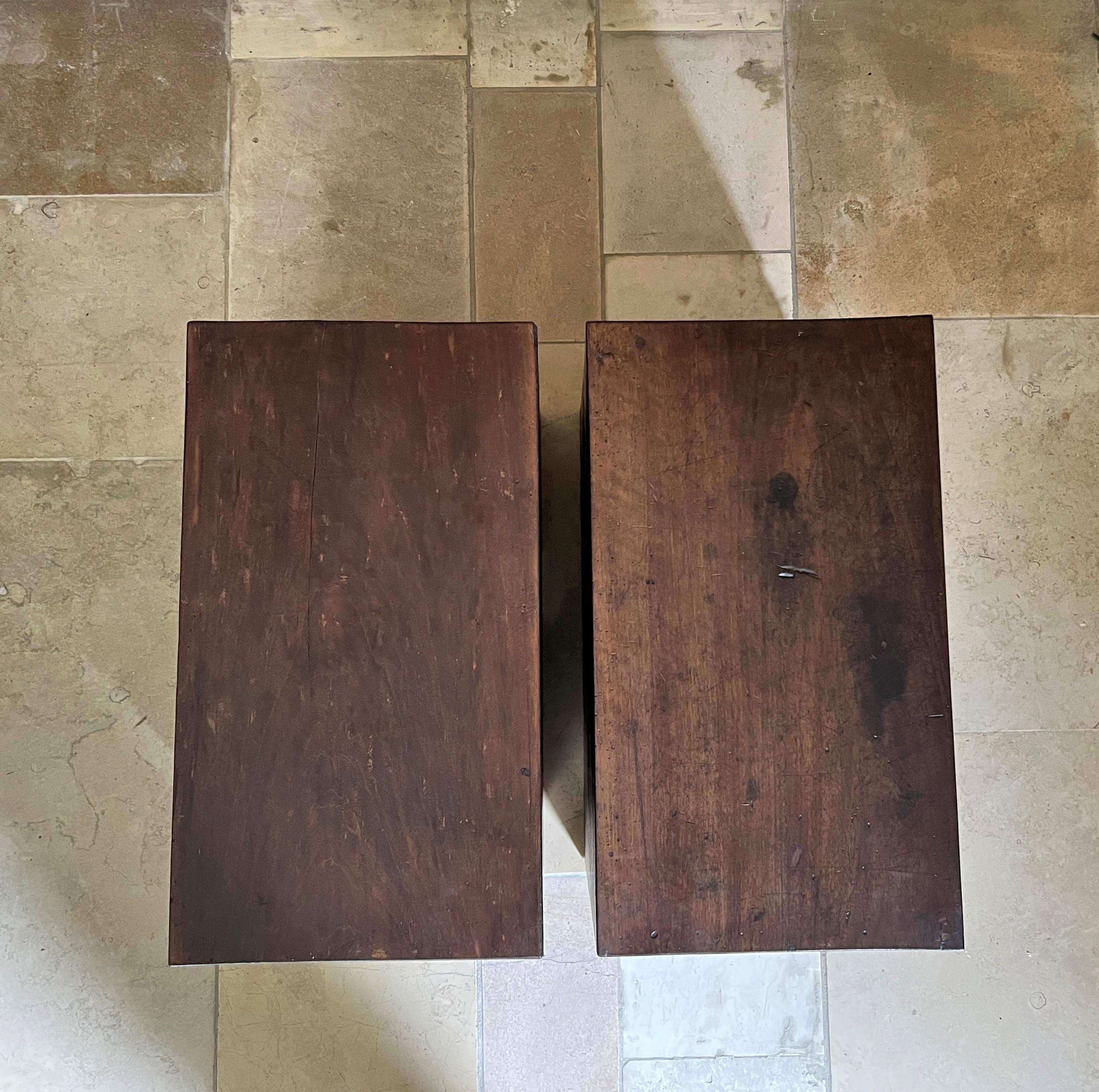Set di 2 comodini CUBE in noce recuperato del XVIII secolo in vendita 1
