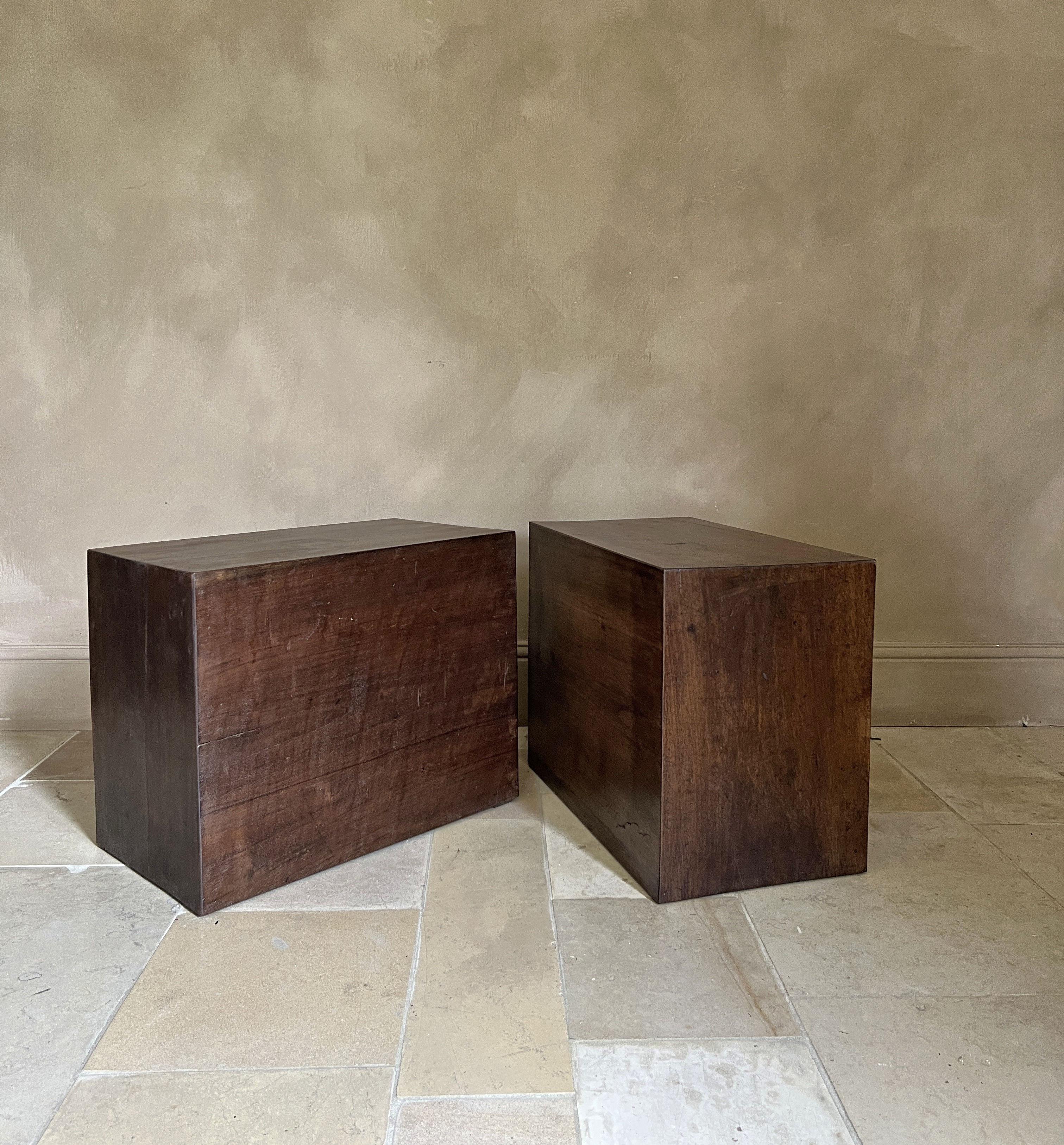 Belga Set di 2 comodini CUBE in noce recuperato del XVIII secolo in vendita