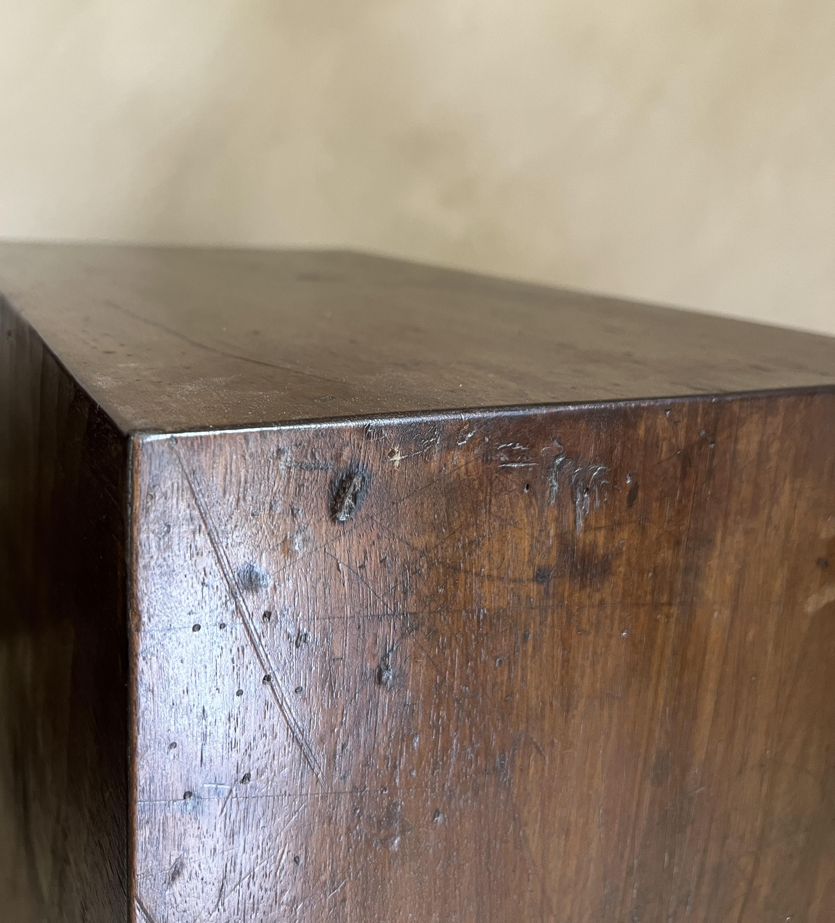 Set di 2 comodini CUBE in noce recuperato del XVIII secolo in vendita 3