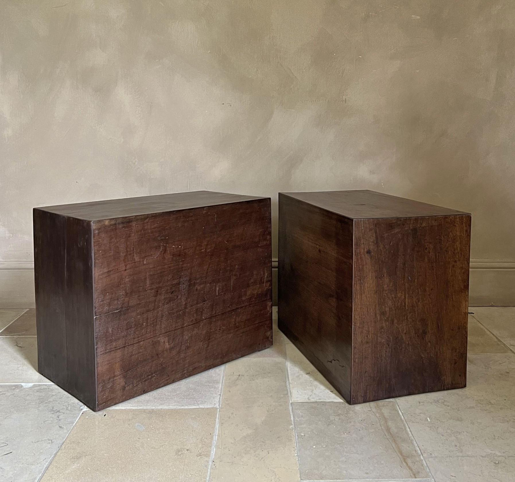 Set di 2 comodini CUBE in noce recuperato del XVIII secolo in vendita 10