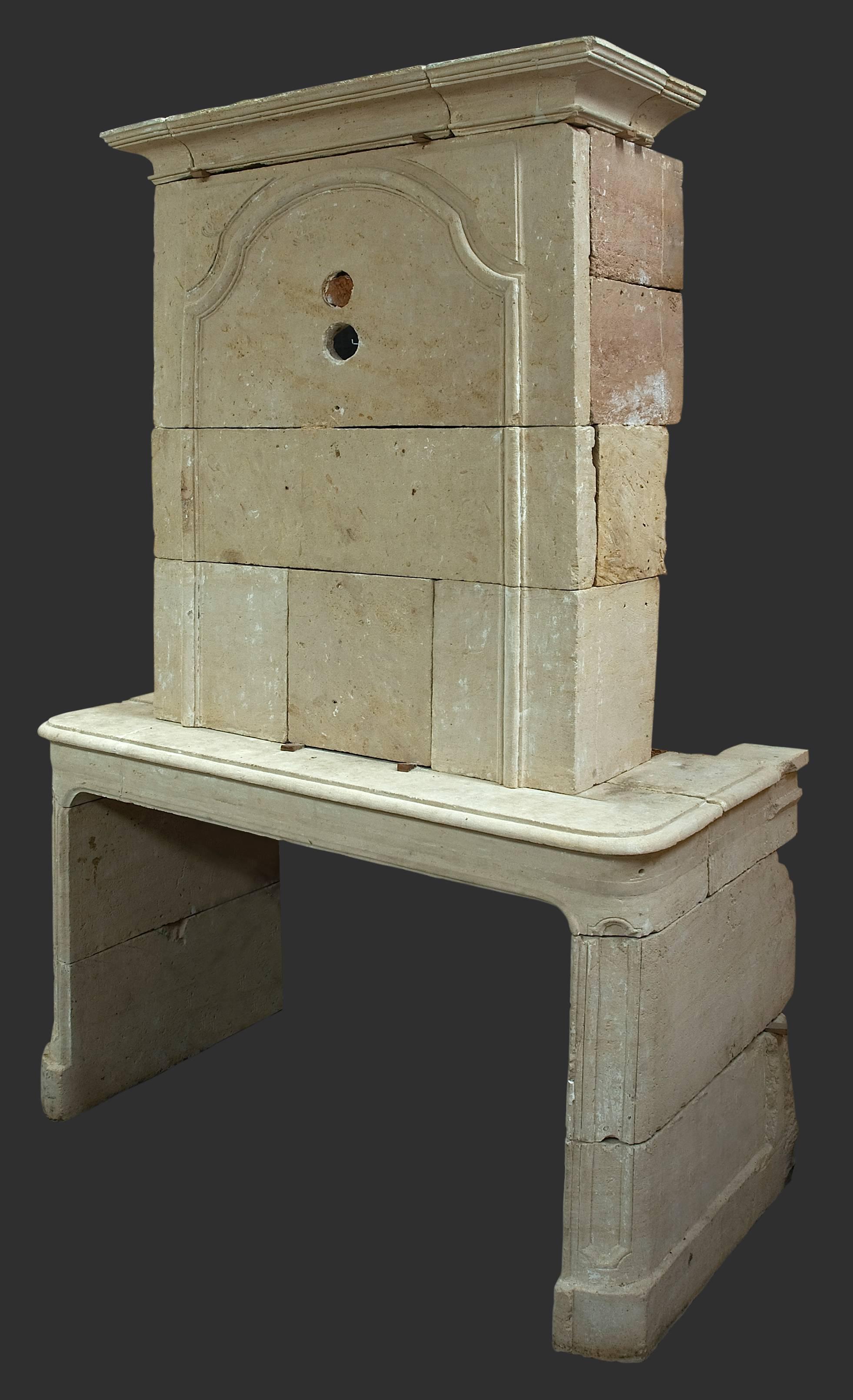 Dieser französische Kamin aus dem 18. Jahrhundert ist aus Sandstein gefertigt und hat sein originales Trumeau oder Oberteil. Es ist ein schönes Beispiel für den Stil Ludwigs XIV., der aus der Regierungszeit des berühmten Sonnenkönigs stammt, der