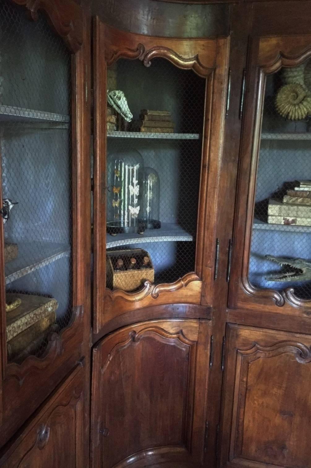 Armoire de bibliothèque d'angle en Oak du 18e siècle Bon état - En vente à Vosselaar, BE