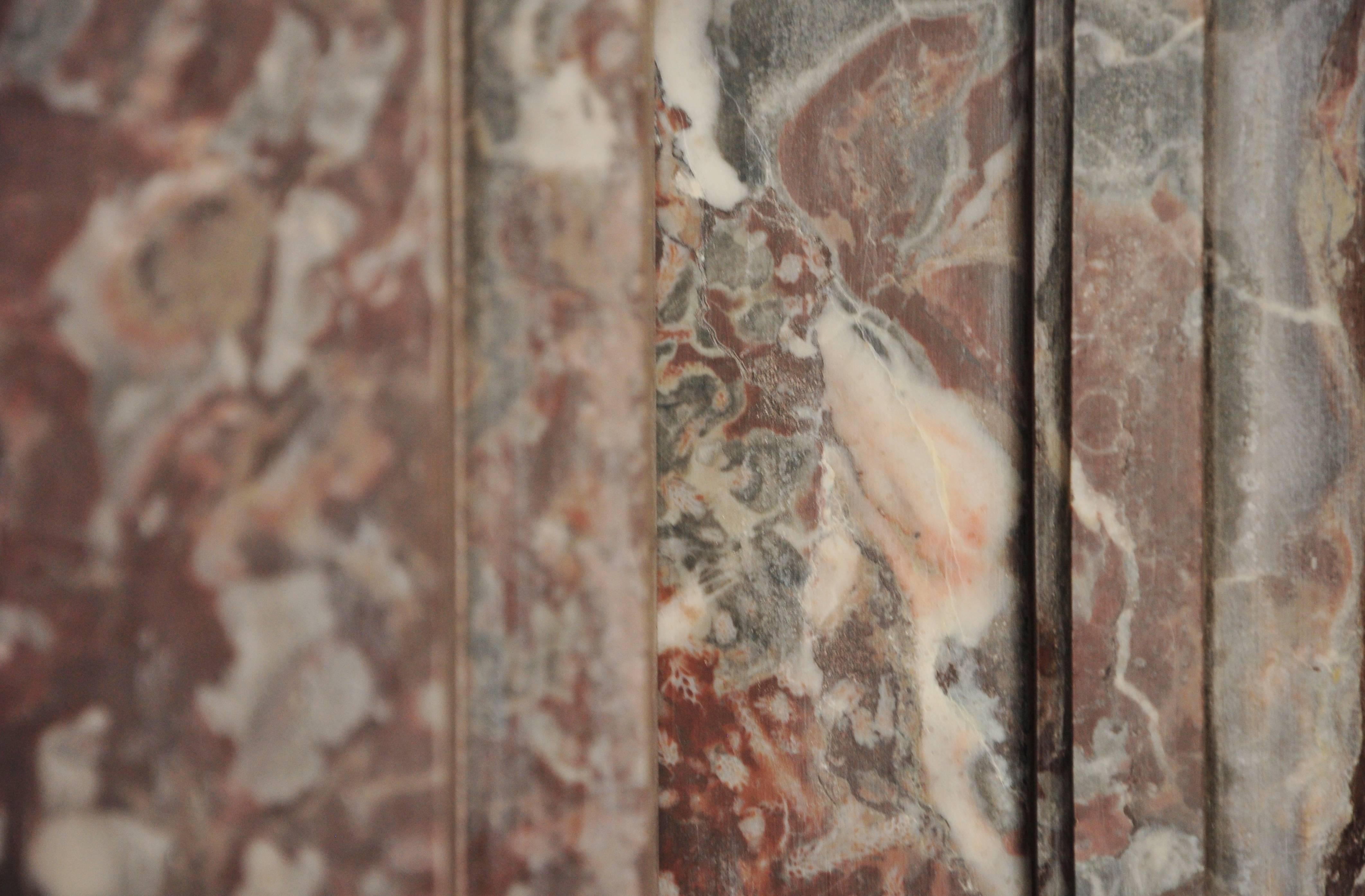 Monumentaler Kaminsims aus königlichem rotem Carera-Marmor aus dem 17. Jahrhundert im Zustand „Gut“ im Angebot in Vosselaar, BE