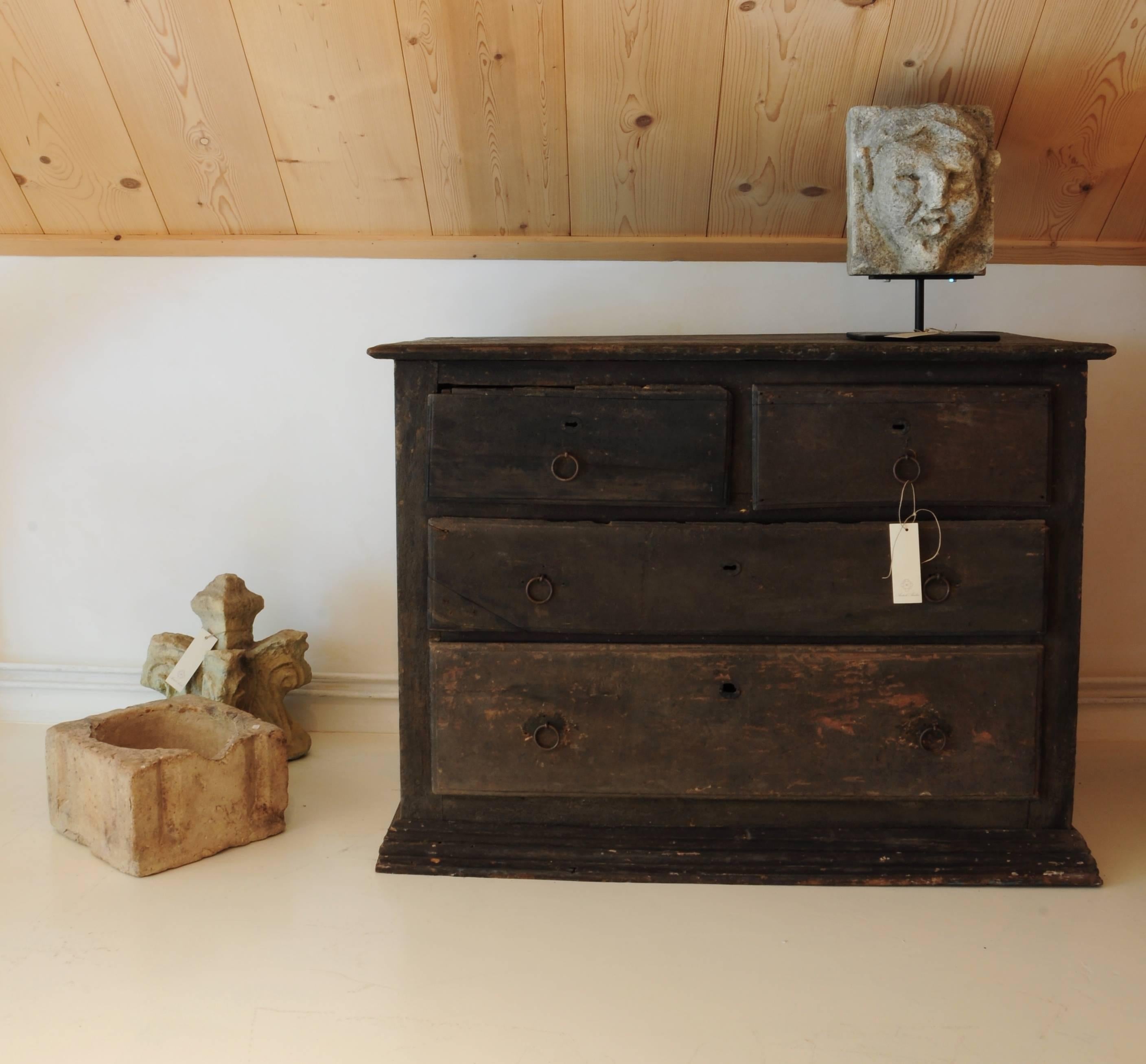 Early 18th century Italian chest of drawers in chestnut with the original faded black varnish.
This Classic design could be found throughout 17th century Europe. However every region had some specific features. The Italians in particular were and