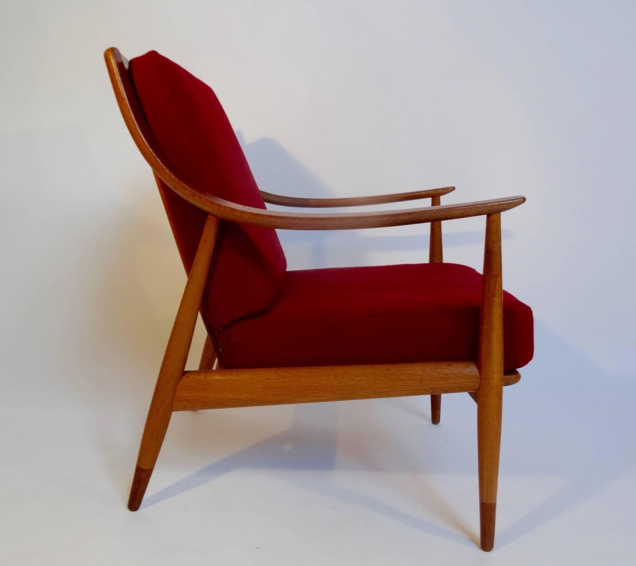 Easy chair, ‘FD 147’, designed by Danish design duo Peter Hvidt and Orla Mølgaard Nielsen for France & Daverkosen in 1953. It is made from teak and oak and has been newly upholstered with a burgundy red fabric, Hallingdal 65, from Kvadrat, designed