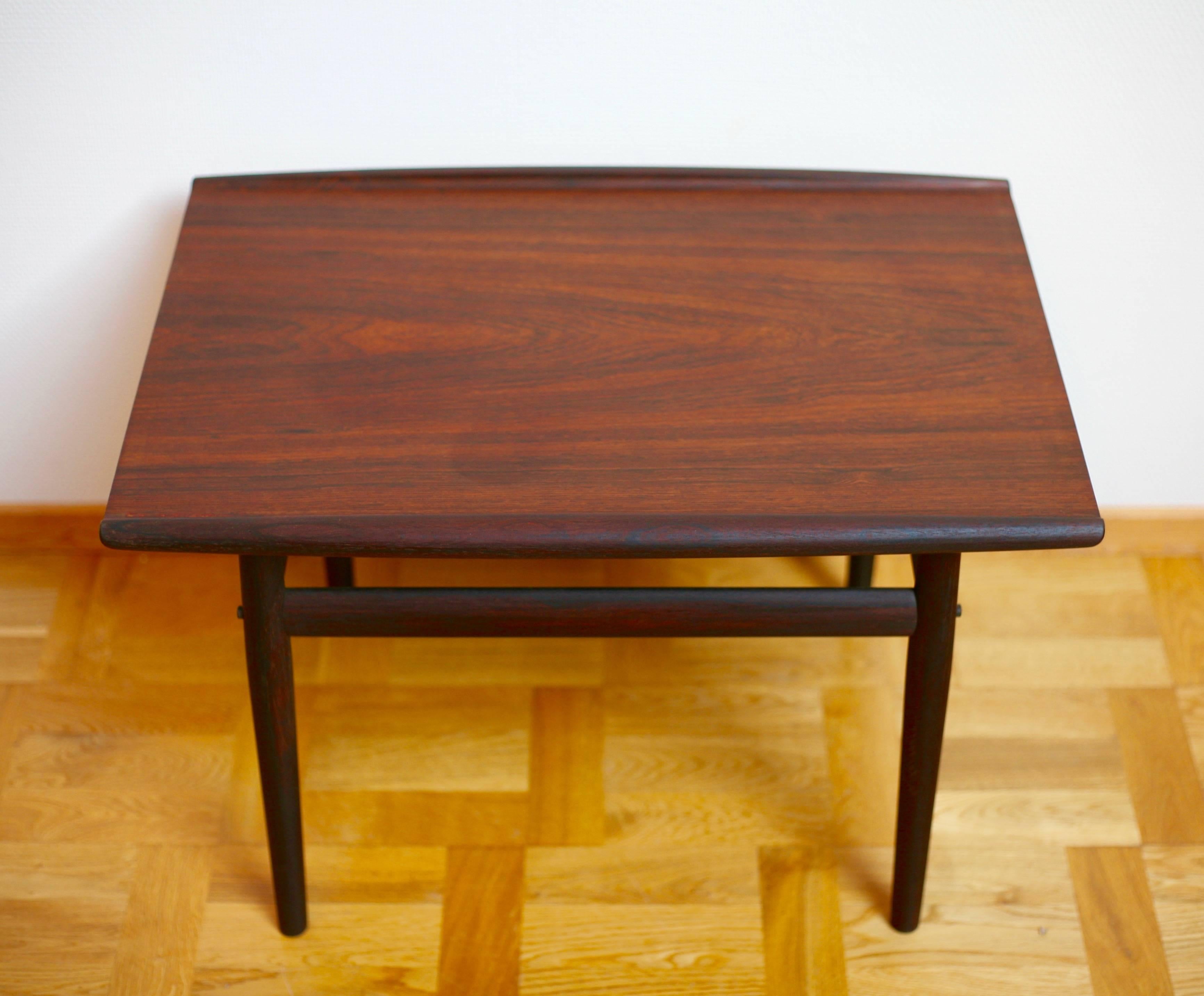 Rosewood coffee table by Danish designer Grete Jalk for Glostrup furniture (Möbelfabrik), circa 1960. Raised band and signed on foil label with Danish Control mark.