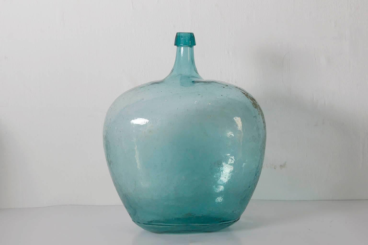 20th Century Set of Three Green Handblow Bottles or Demijohns from Oaxaca Mexico In Excellent Condition For Sale In OAXACA, OAXACA