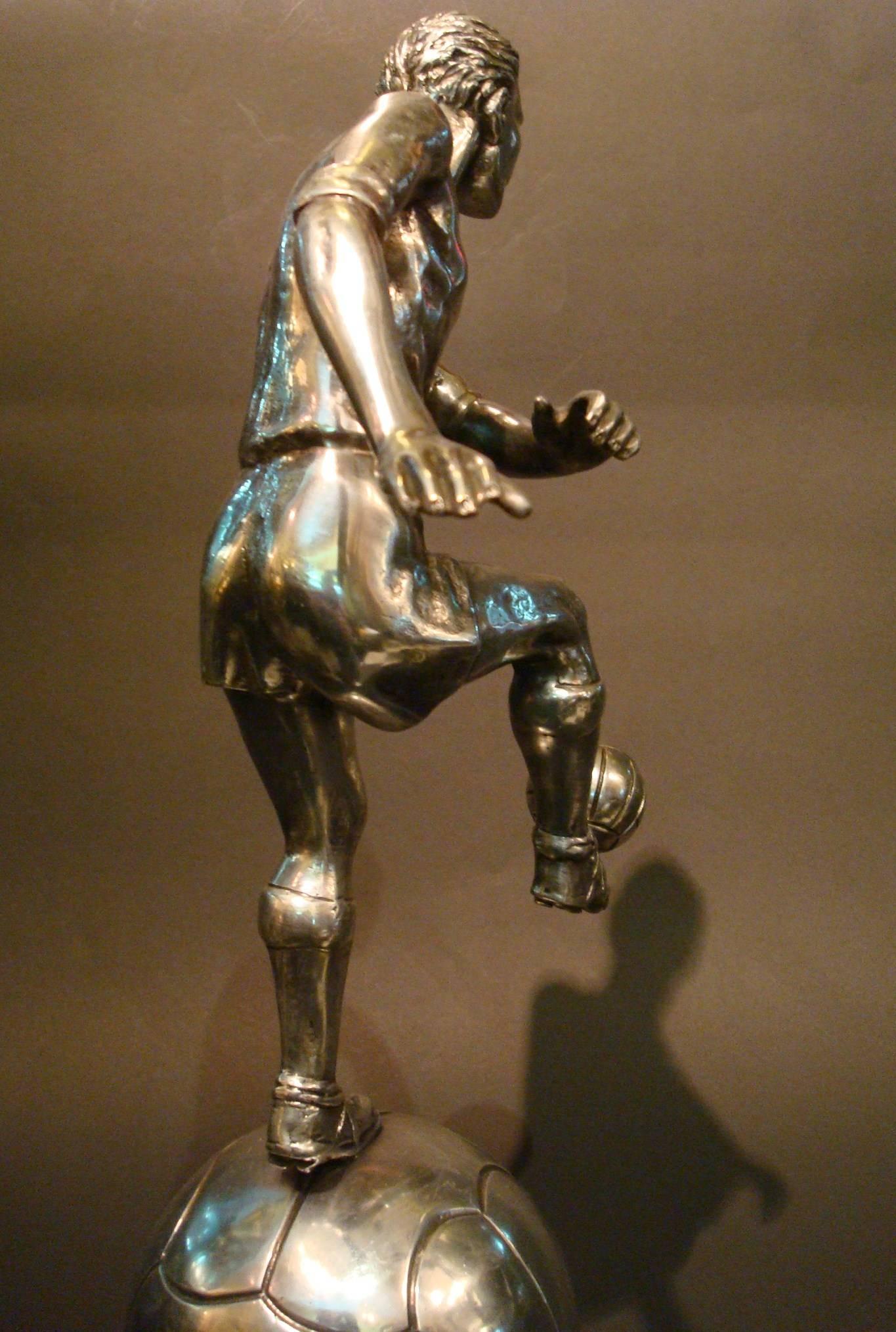 Fantastische Fußball Fußballspieler Figur Skulptur über einen Ball. Versilberte Bronze. Hergestellt in Mailand in den 1930er Jahren. Unterzeichnet Bozzi Milano.