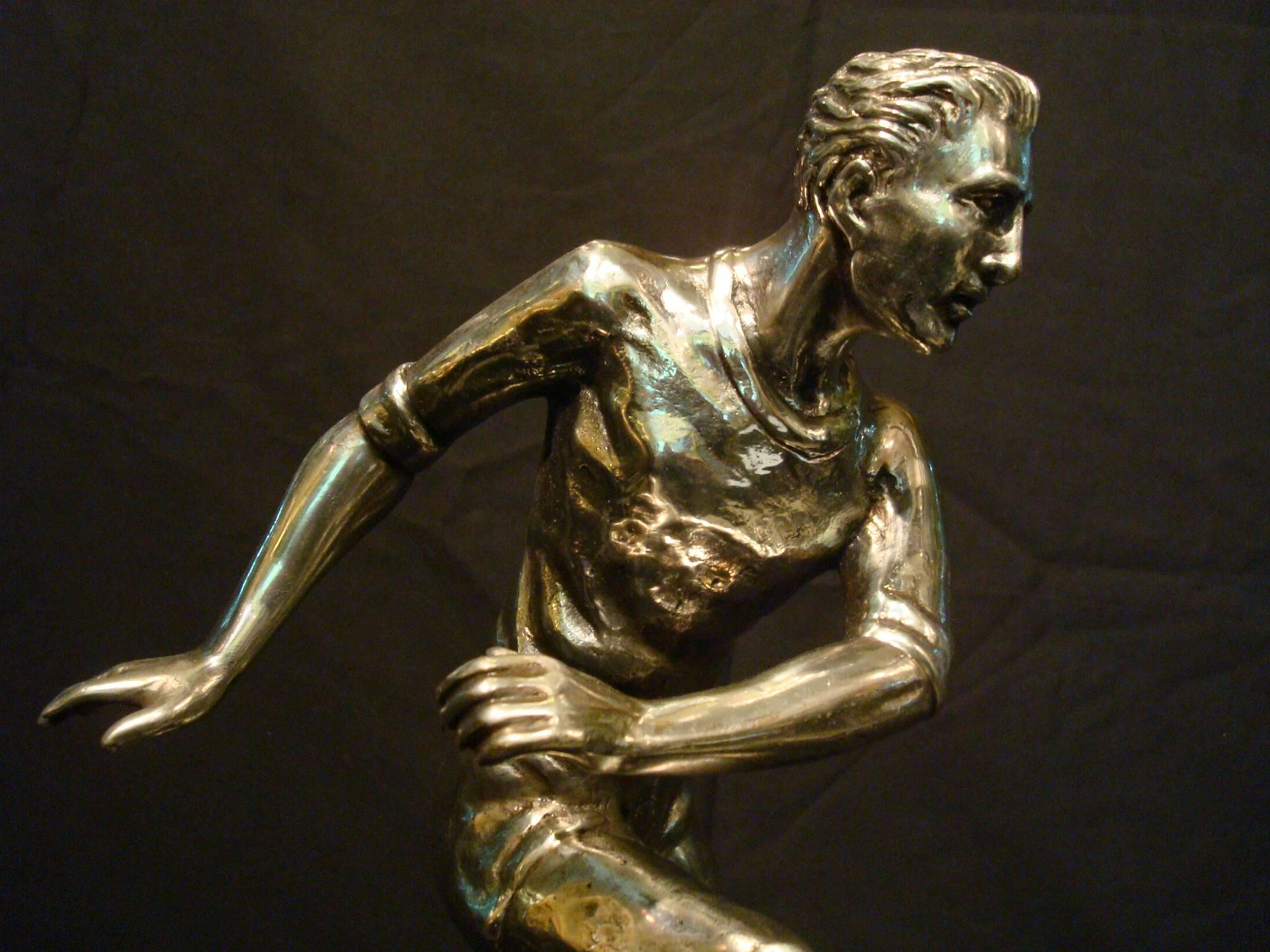 Fußball / Fußballspieler Trophäe italienische Bronze-Skulptur, 1930er Jahre (Art déco) im Angebot