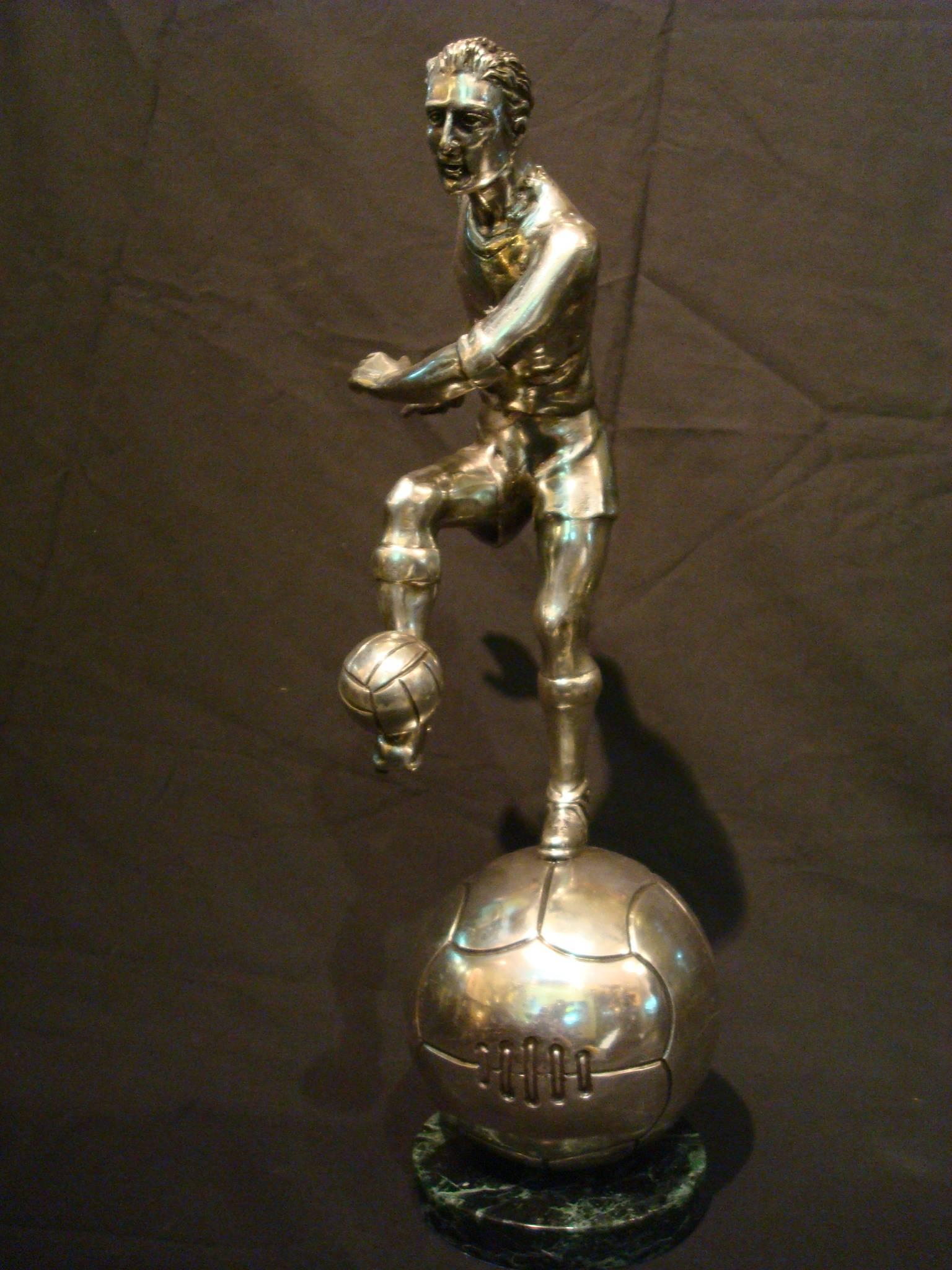 Fußball / Fußballspieler Trophäe italienische Bronze-Skulptur, 1930er Jahre (Versilbert) im Angebot
