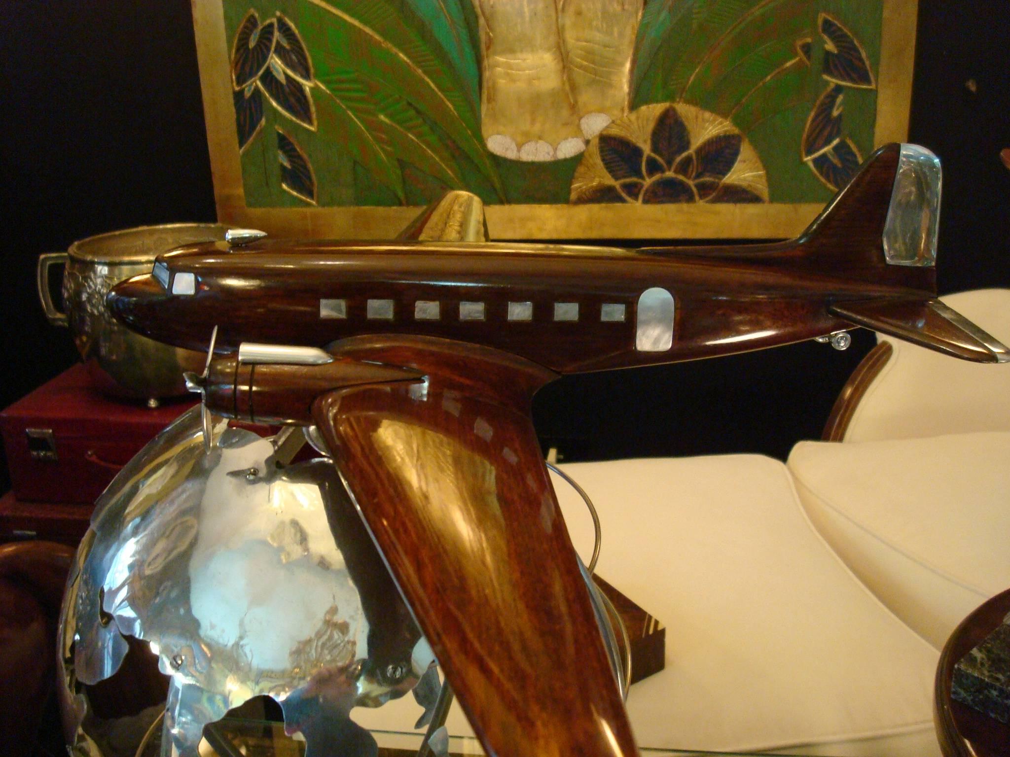 Art Deco - Modernism Airline model. Fantastic Douglas DC3 wooden and aluminium model. Lovely Aviation item. A Pan American Airways travel agency model. Made for Latin America. Airplane over the world. The base has a metal label.