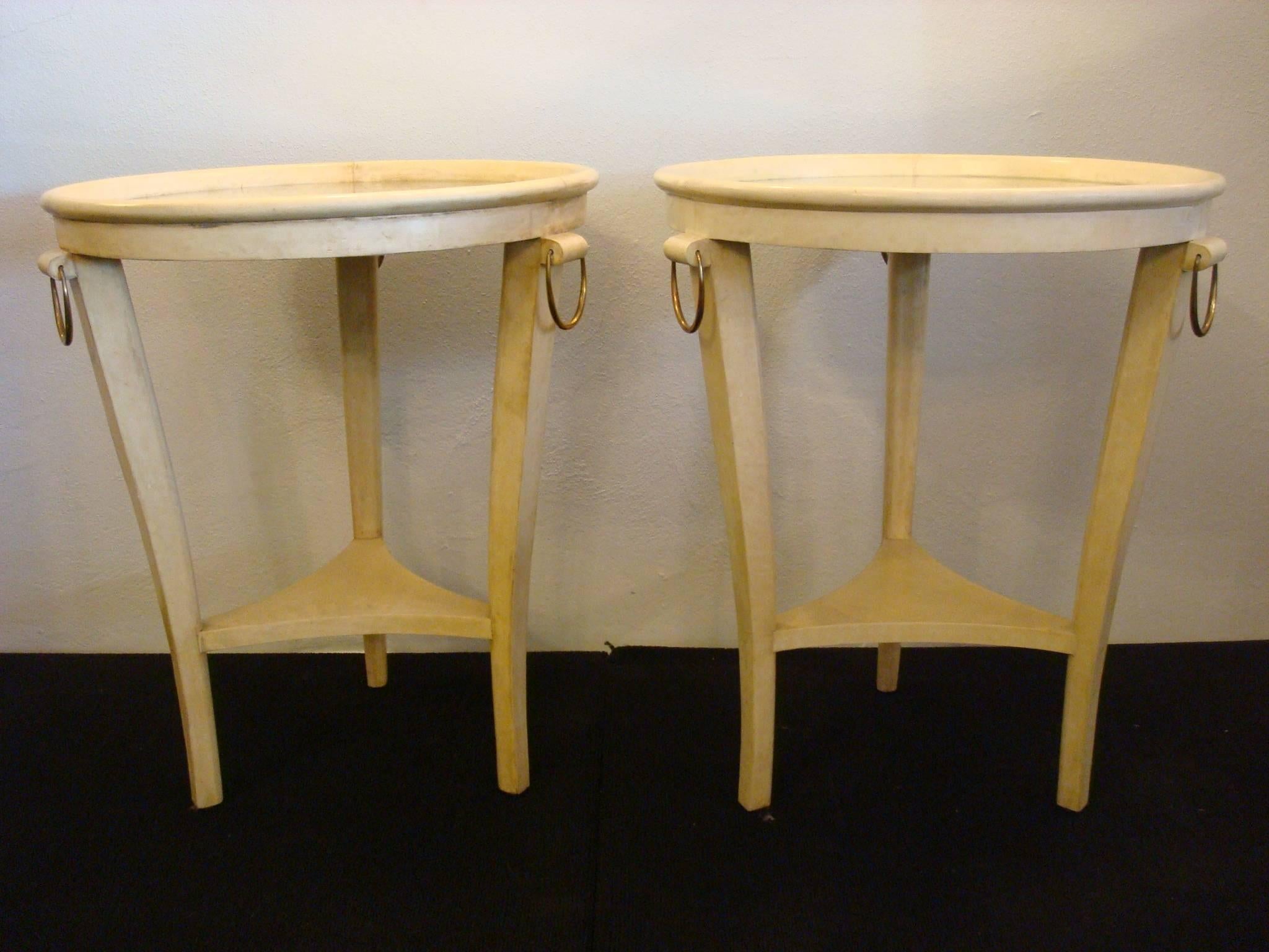 Jolie paire de tables d'appoint de canapé. Bois recouvert de cuir parcheminé. Miroir original sur le dessus. Fabriqué en France, années 1930.