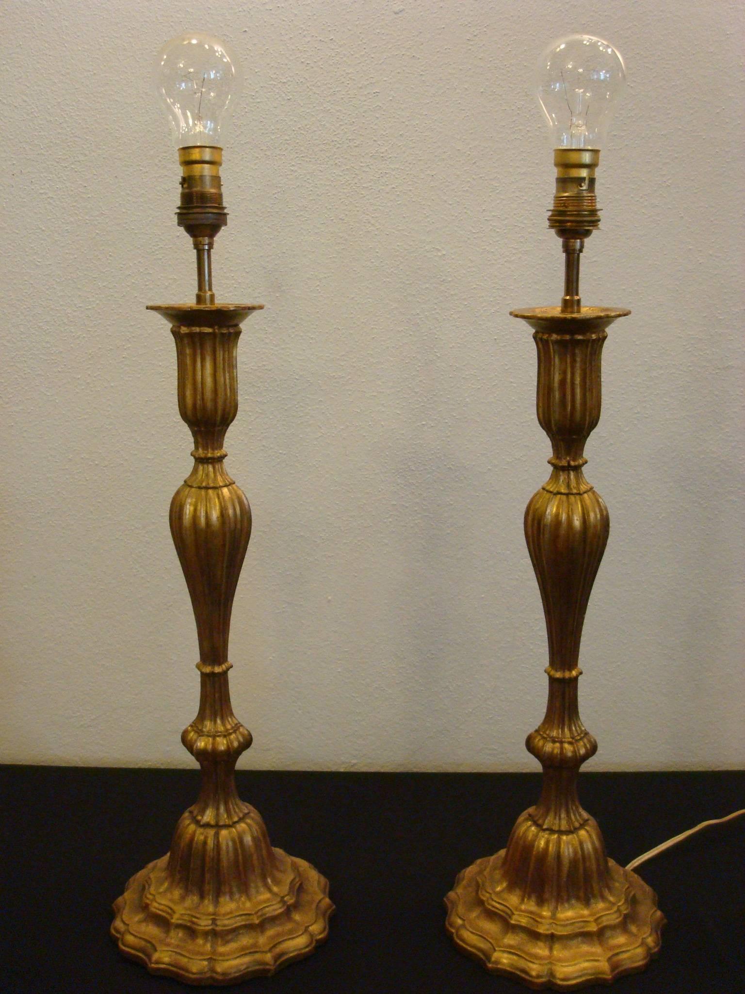 Très belle paire de lampes de table en bois doré et laiton. Style très rare. Elles ont le style de la Sécession viennoise, en particulier l'œuvre de Dagobert Peche. Les teintes ne sont pas d'origine. Les câbles électriques seront remplacés par de