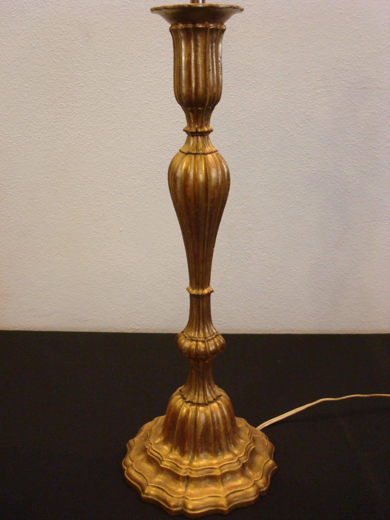 Paar Tischlampen aus vergoldetem Holz und Messing, Wiener Secession im Angebot 1