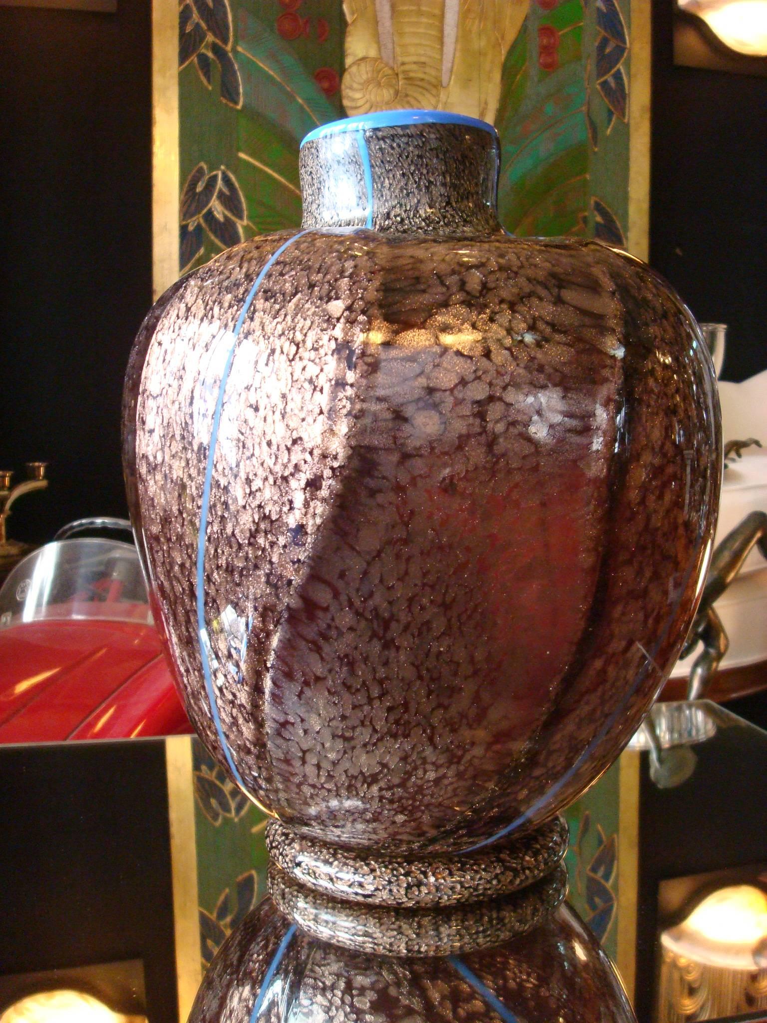 Milieu du XXe siècle Fantastique vase à fleurs en verre de Murano, bleu, violet et or en vente