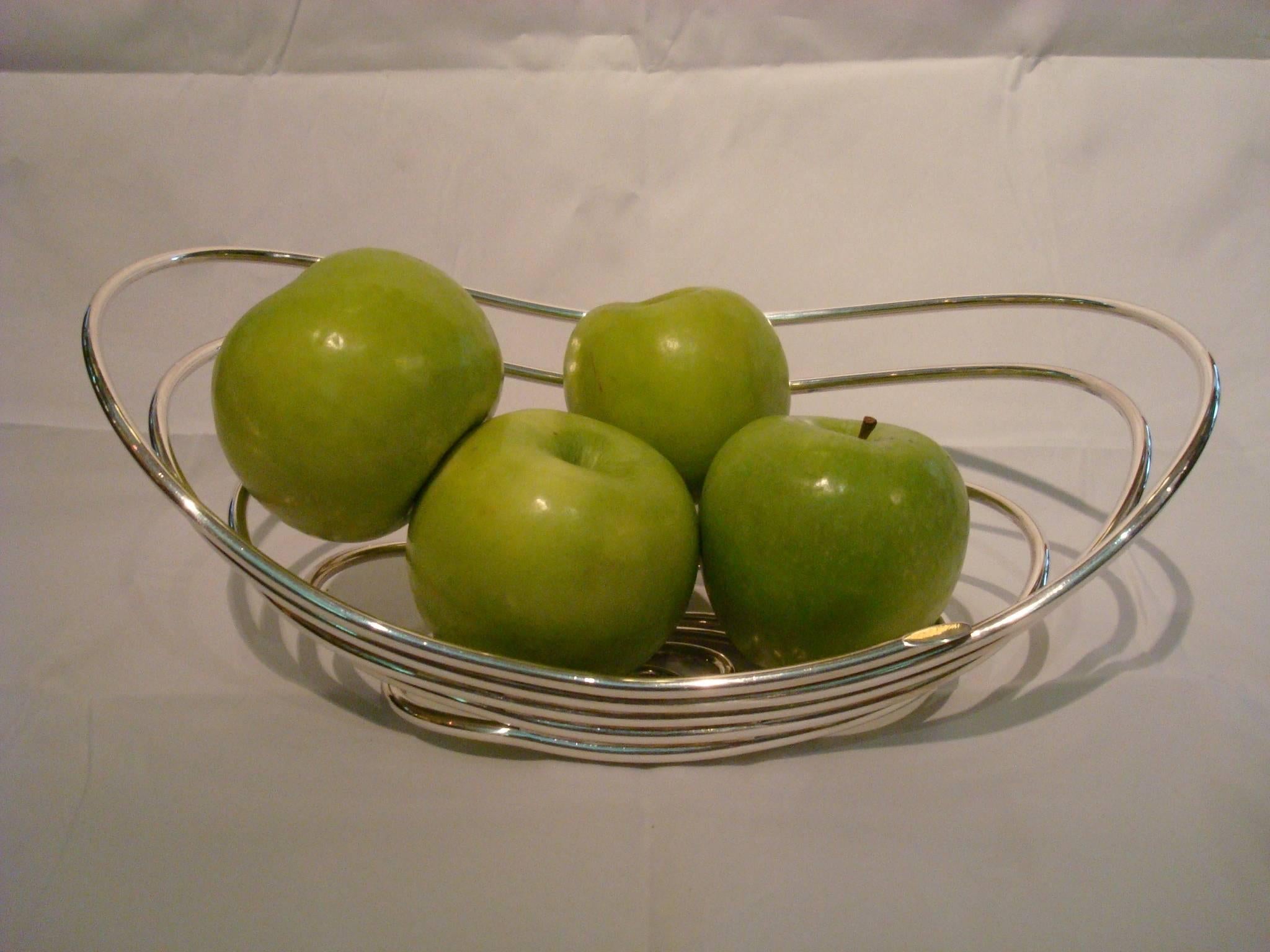 'Cesto' fruit bowl centerpiece by Lino Sabattini, Italy, 1964. Centerpiece by Lino Sabattini Seldom seen bowl from an innovative metalsmith. Silver plated brass. 13