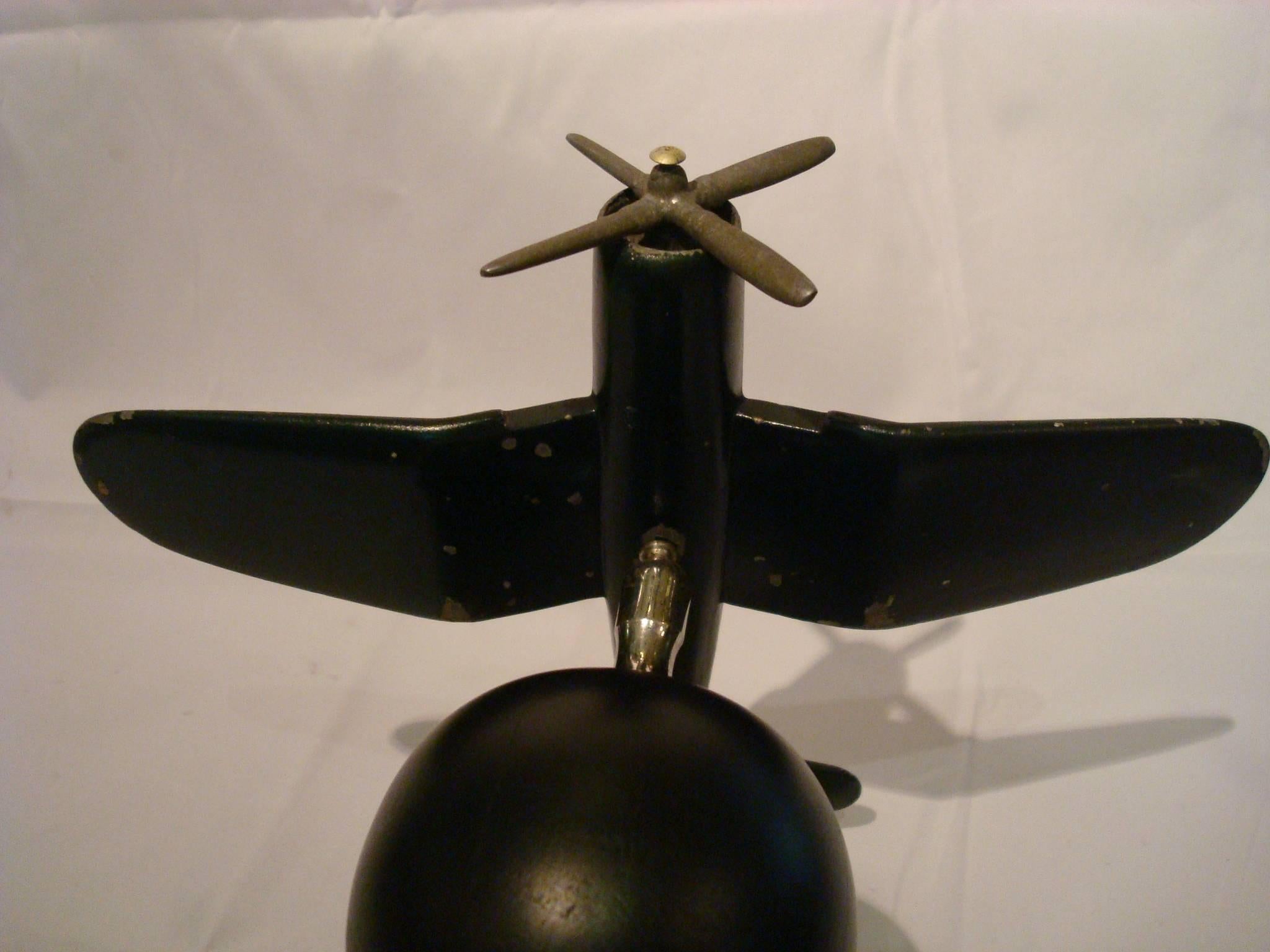 Art Deco Airplane Fighter Desk Model Vought F4u Corsair, 1940s In Fair Condition In Buenos Aires, Olivos