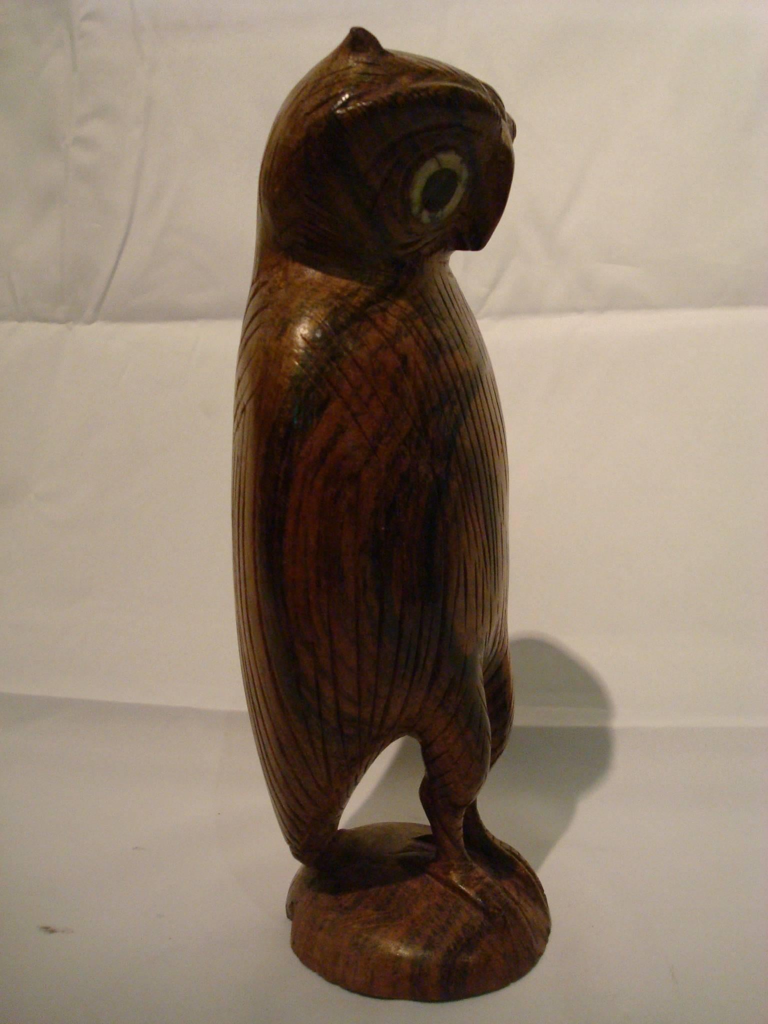 Colonial américain Folk Art Stand Owl Sculpture en bois sculptée en vente