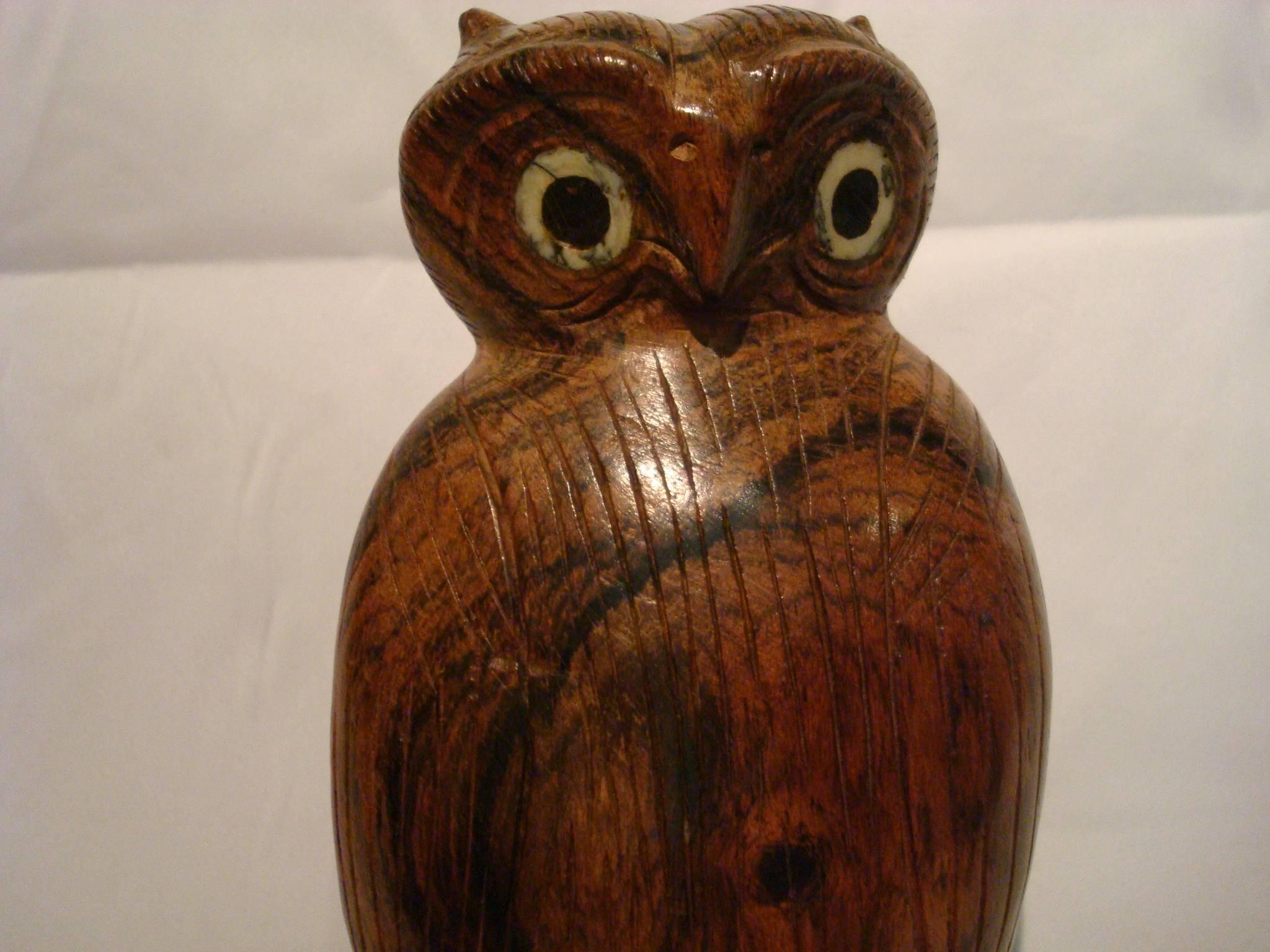 Sculpté à la main Folk Art Stand Owl Sculpture en bois sculptée en vente