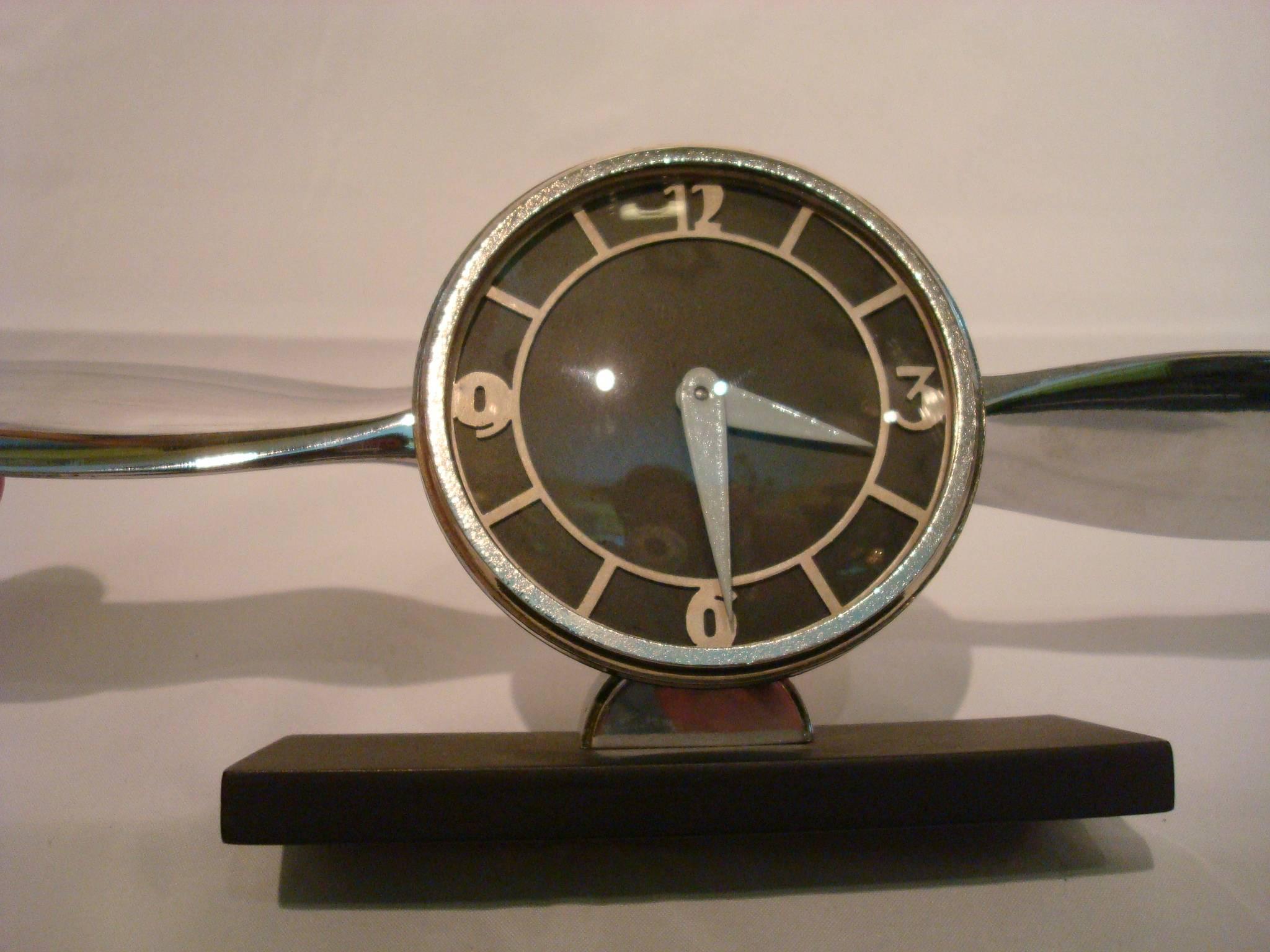 20ième siècle Horloge de bureau à hélicoptère Streamline en vente