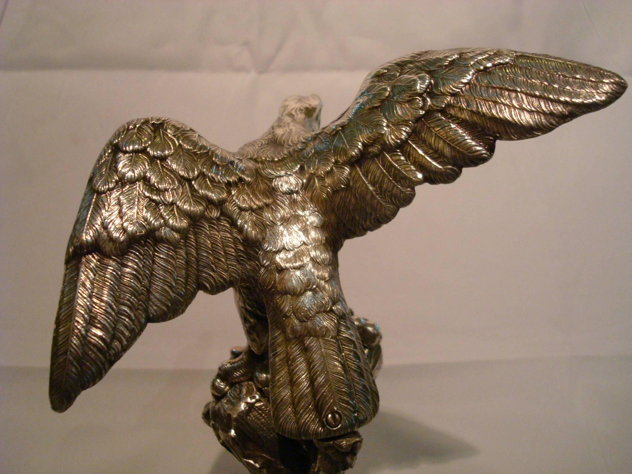 American eagle packet watch, clock holder. Perfect to decorate a desk. Lovely bird.
Very good details. Mounted over a marble base.

Clock not included.
