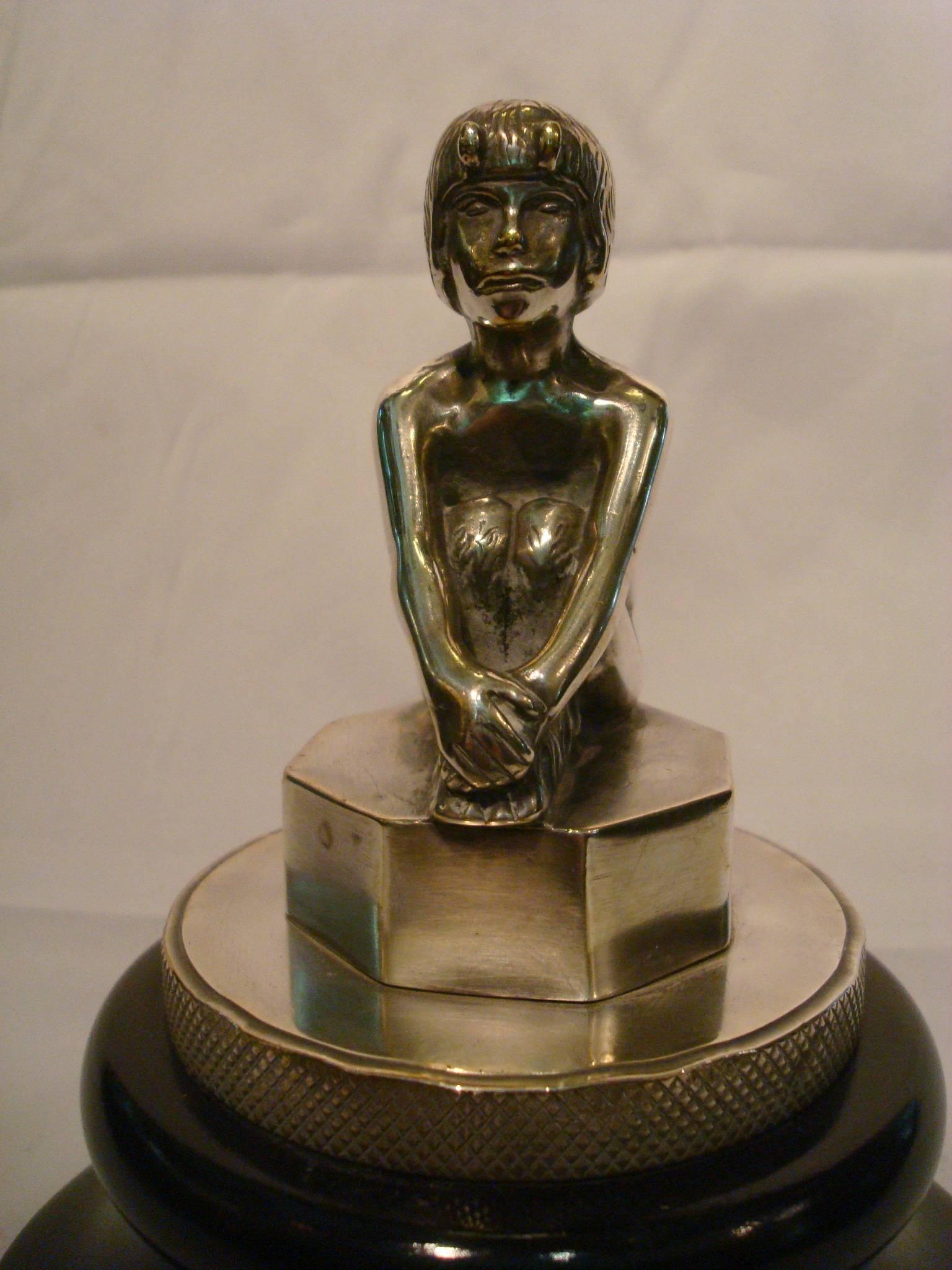 Seltene Art Deco versilberte Bronzestatuette eines sitzenden Faun-Jungen. Auto-Maskottchen Kühlerfigur. Figur über einem Autokühler und auf einem polierten Holzsockel montiert. Perfekt für den Schreibtisch.
Signiert 