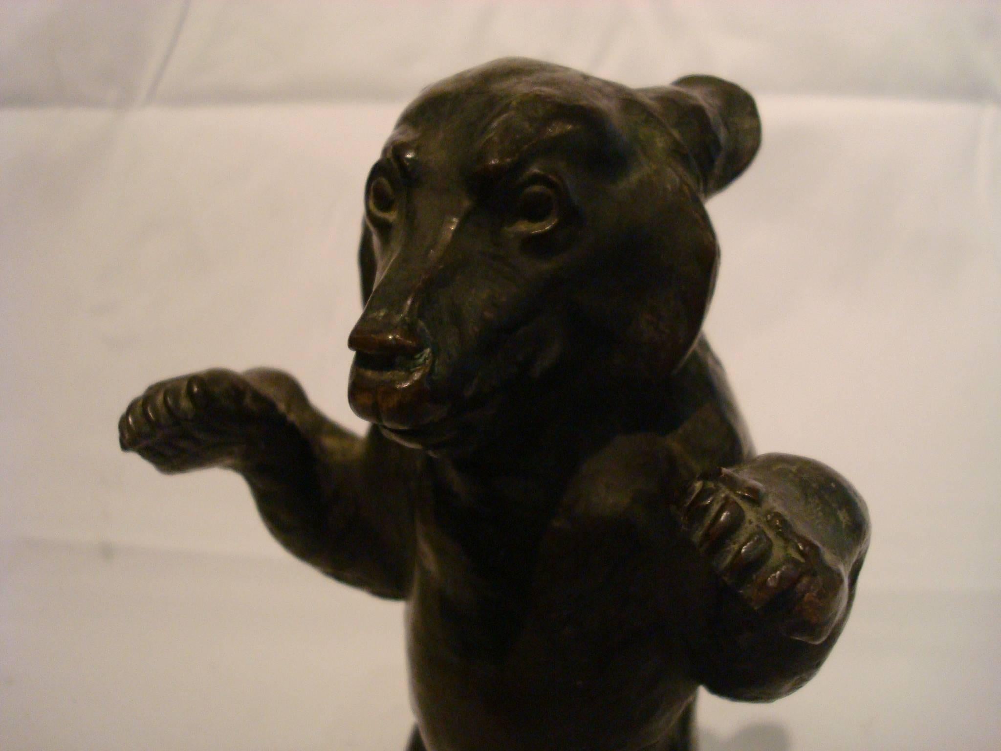 Européen Figure d'ours jeune en bronze en vente