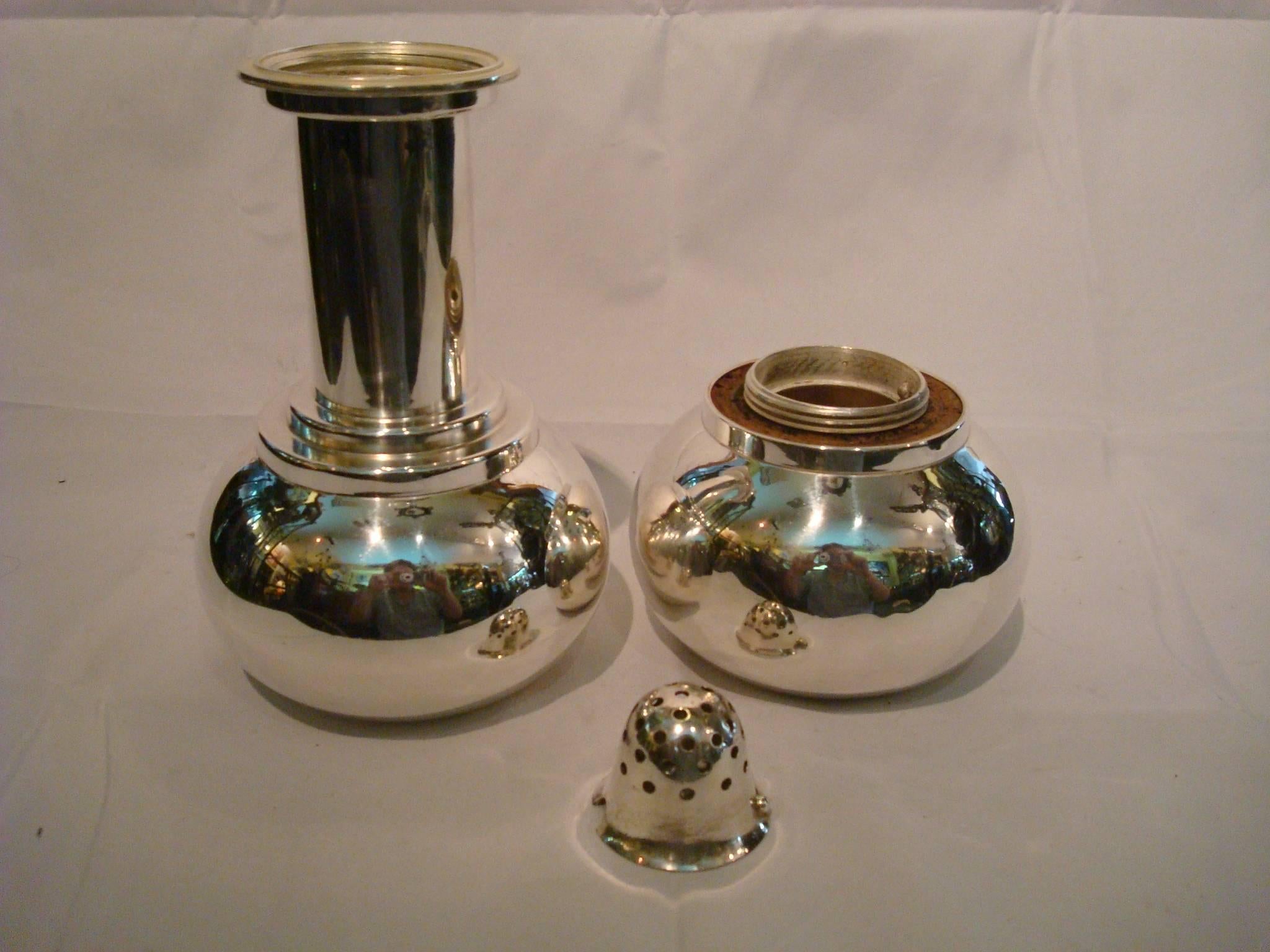 Rare Art Deco 'Dumb-Bell' silver plated English cocktail Shaker in the form of weight-lifters dumb bells. Marked : Mappin & Webb Pat Applied for 20510/35. Fantastic Barware. Absolutely stunning dumbbell cocktail Shaker, silver plated novelty Shaker,