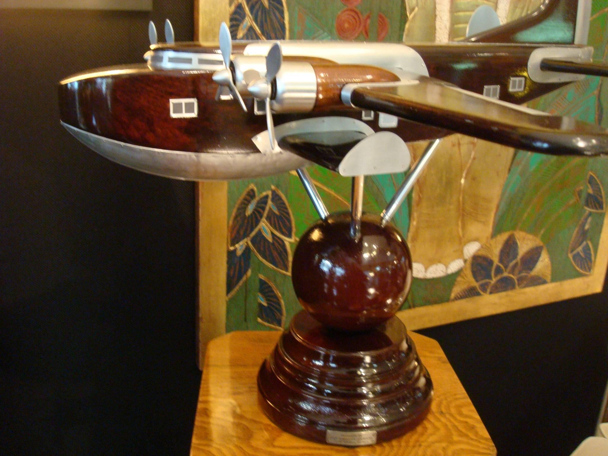 Maquette d'aviation Art déco Boeing 314 Pan-American 'Clipper', circa 1938
Une représentation superbement réalisée du légendaire Boeing 314 Pan-American Clipper transocéanique, évocation frappante de l'âge d'or du transport aérien de passagers.