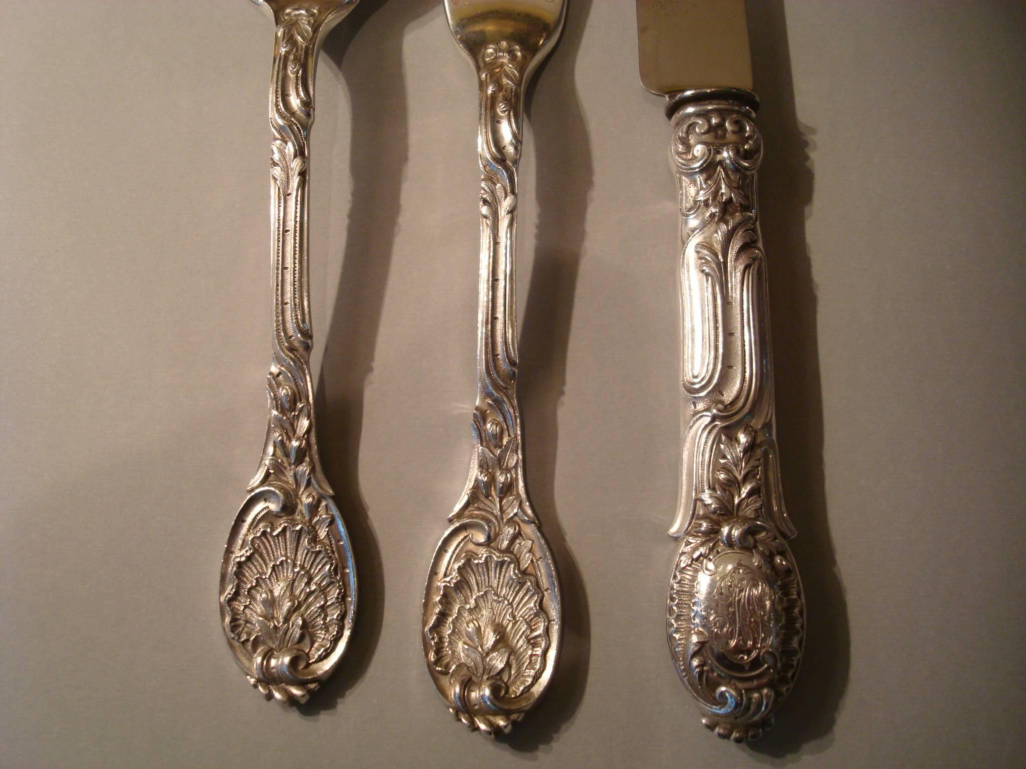 Fantastic set of cutlery of the best of the best in silver French cutlery.
115 pieces Odiot Meissonnier .950 Sterling silver flatware, the dessert one finished in vermeil, comprising a set for twelve. Marked for Odiot with .950 standard Minerva. The