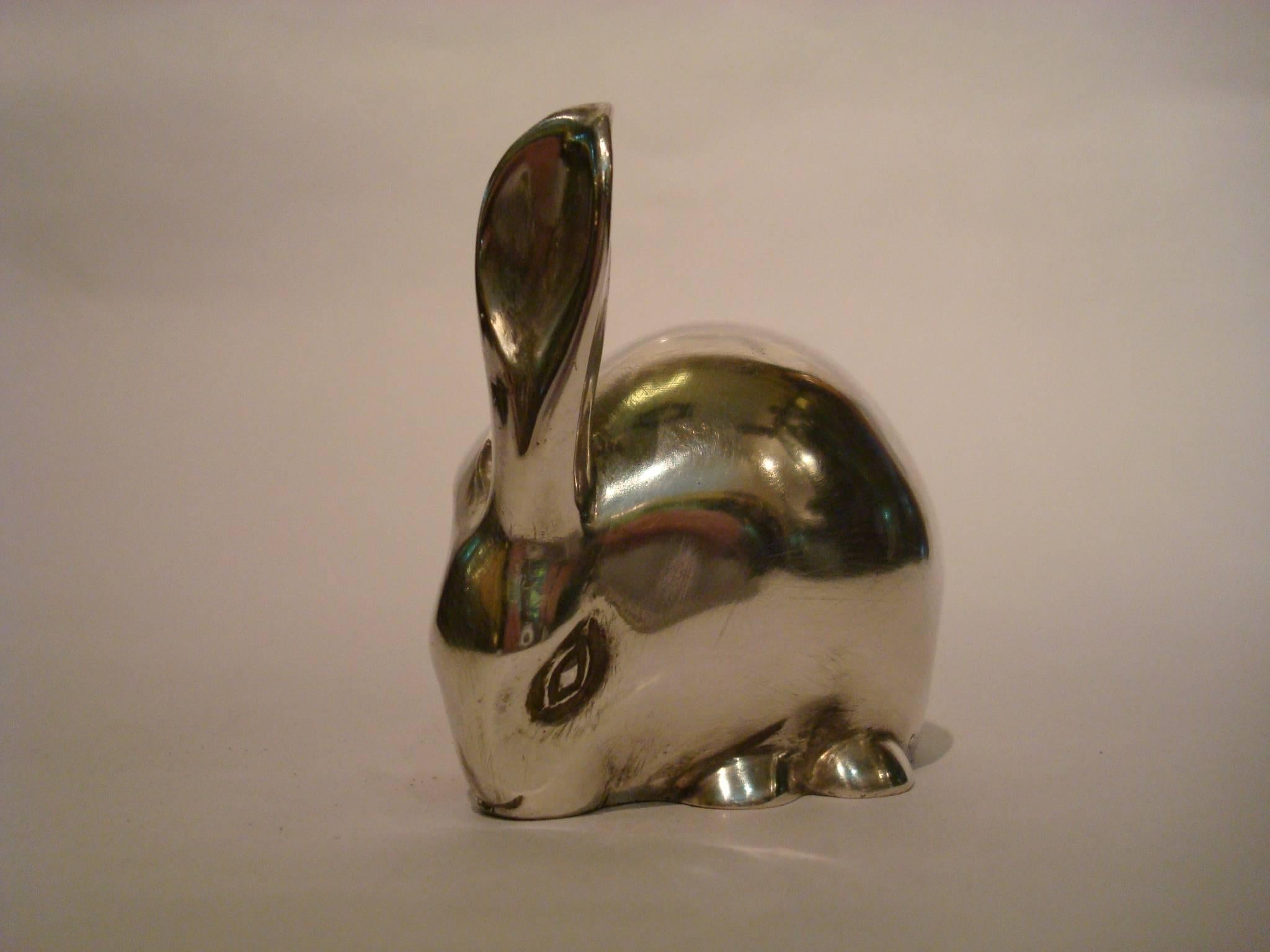 Art Deco versilberte Bronze-Skulptur eines Kaninchens Hase. Schöner Briefbeschwerer. Edouard Marcel Sandoz (1881-1973). Unterschrift/Marken: Ed.M. Sandoz - Susse Fre'res Ed.
