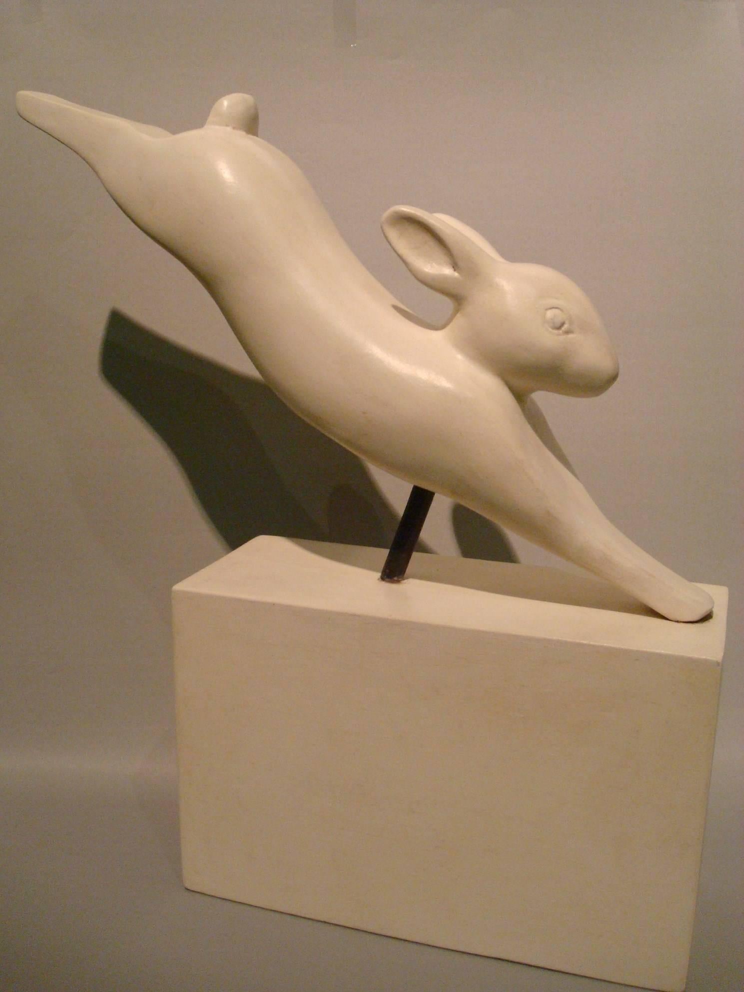 Figurine de lapin des neiges Art déco. Fabriqué en bois sculpté à la main. Bon état avec une belle patine. Quelques très petites fissures d'époque. à la manière de François Pompon, l'Artistics a une célèbre sculpture intitulée Running rabbit, 1929,
