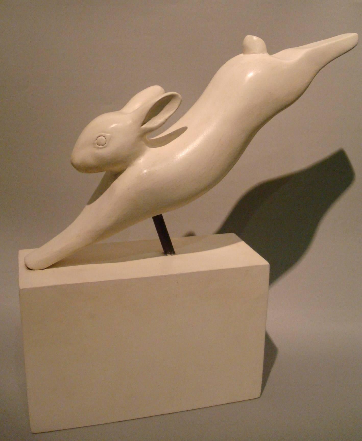 Running White Snow Rabbit - Hare-Skulptur aus weißem Schnee, Art déco  Holz handgeschnitzt (Unbekannt) im Angebot