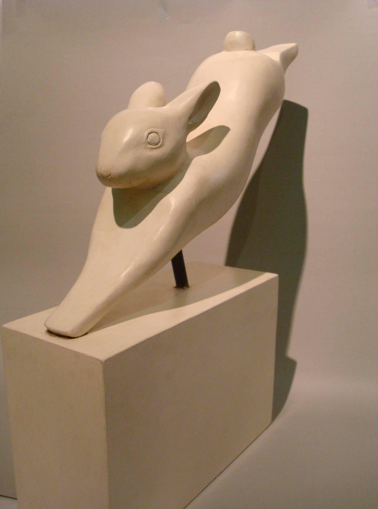 Art déco Lapin de neige blanc en train de courir - Sculpture en forme de hare -  Bois sculpté à la main en vente