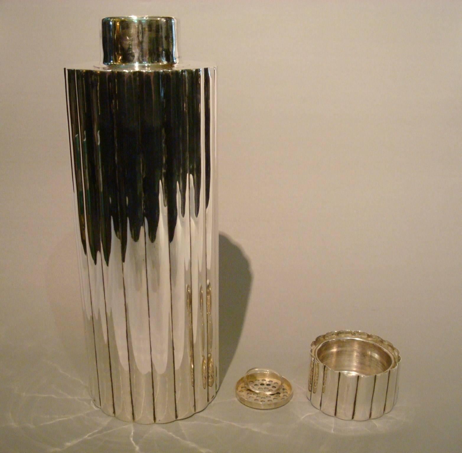Art Deco Silver Cocktail Shaker, Alfredo Ortega and Sons, Mexico City, 1930s In Good Condition In Buenos Aires, Olivos