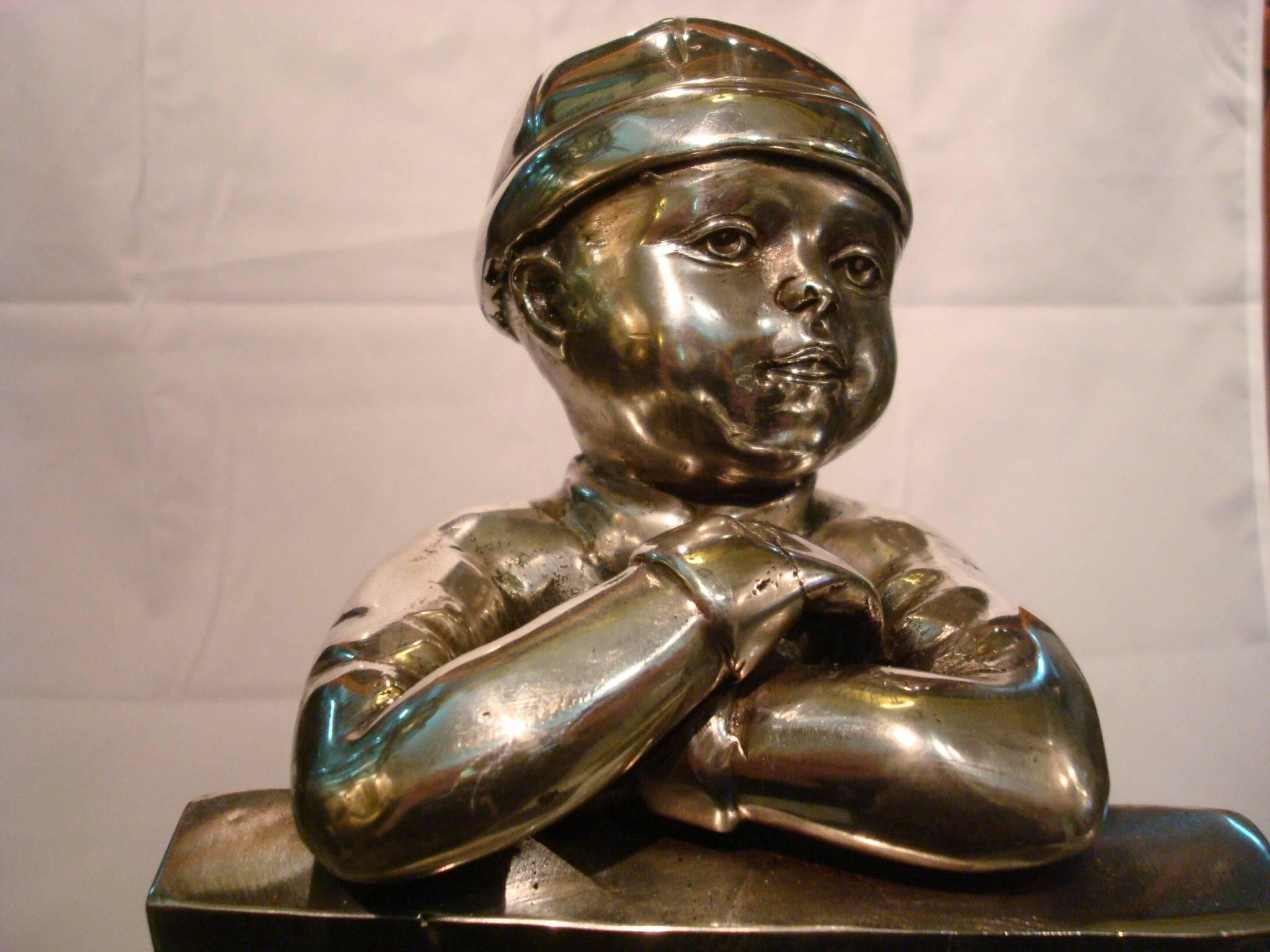 Alexander Kelety Niño mirando por encima de la valla Escultura de bronce plateado, Art Déco en venta 2