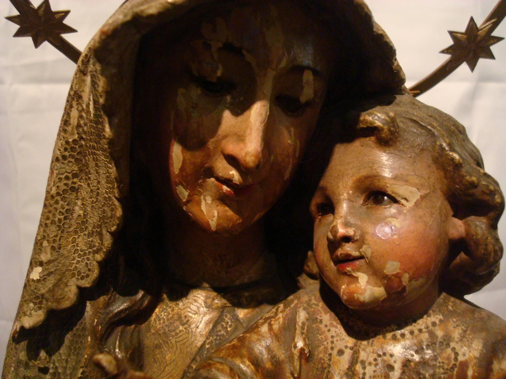 19th C. Wooden Sculpture Virgin Mary with Jesus - Wood Carved Polychrome Figure In Good Condition In Buenos Aires, Olivos