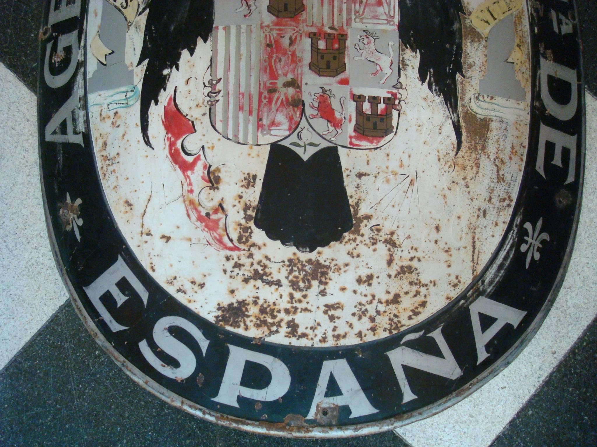 Spanish consulate embassy sign with royal eagle, 1910-1930.
Very nice and rare consulate of Spain Lithograph sign. It says Agencia Consular Ha de España.