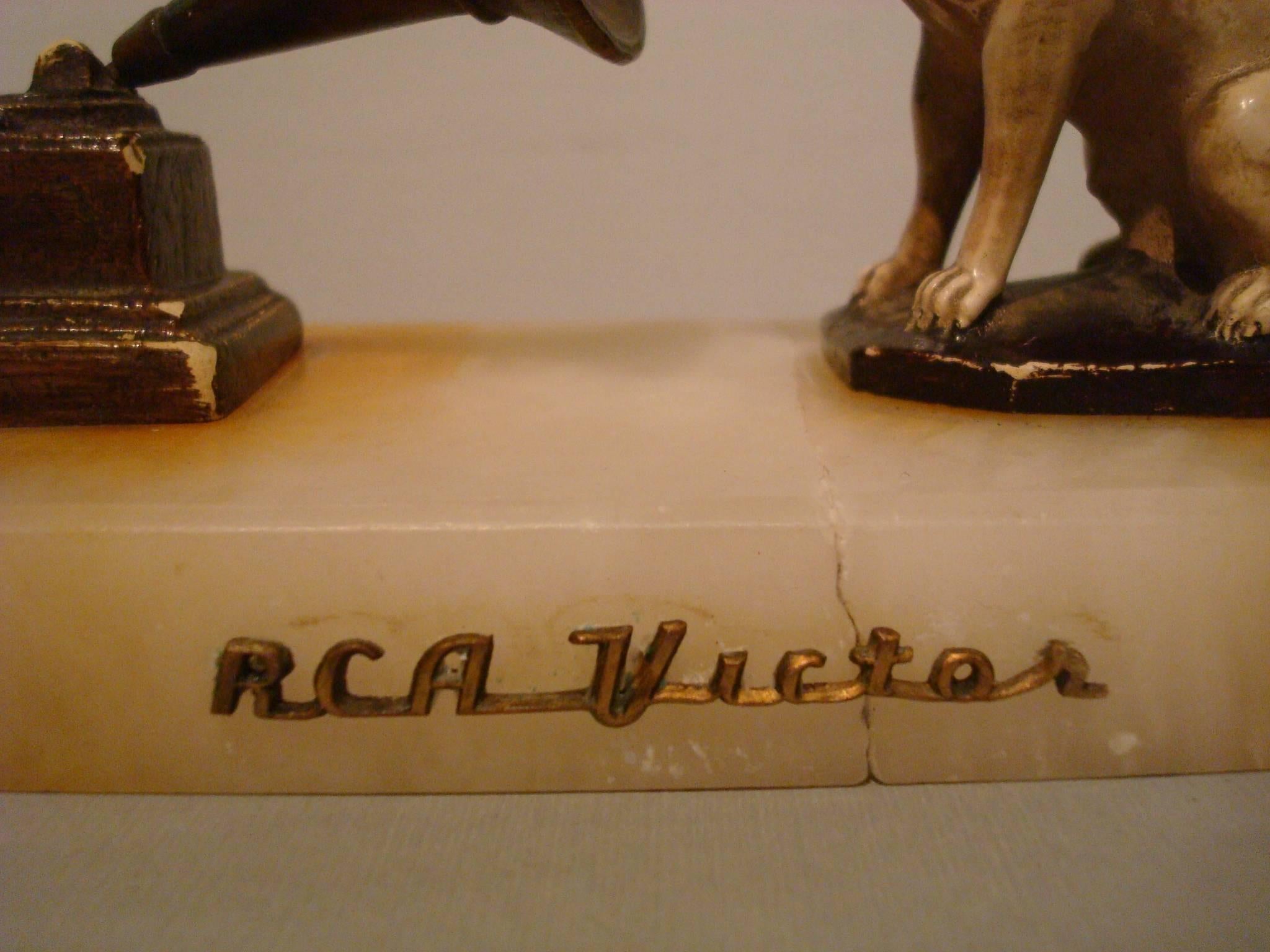 Radio Corporation of America R.C.A. Victor - Nipper dog sculpture desk paperweight advertising, 1910
Painted metal? Looks like plaster, but sounds metal, Advertising Paperweight of Nipper, the RCA Logo´s dog. The dog and the gramophone R.C.A.