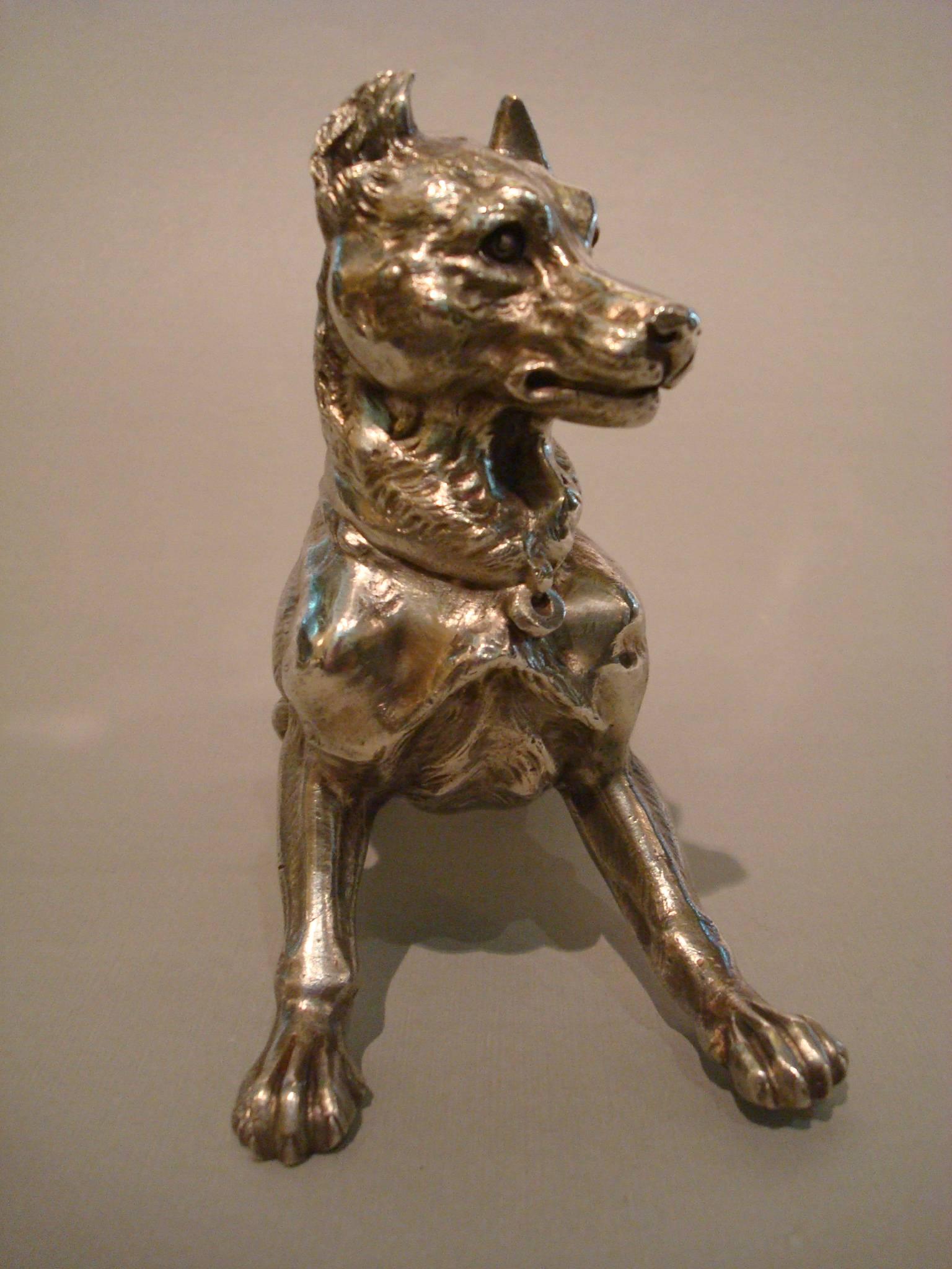 Große versilberte Wiener Hundeskulptur aus Bronze, um 1900. Sehr gute detaillierte versilberte Bronzeskulptur eines Hundes. Perfekt als Schreibtisch-Briefbeschwerer.