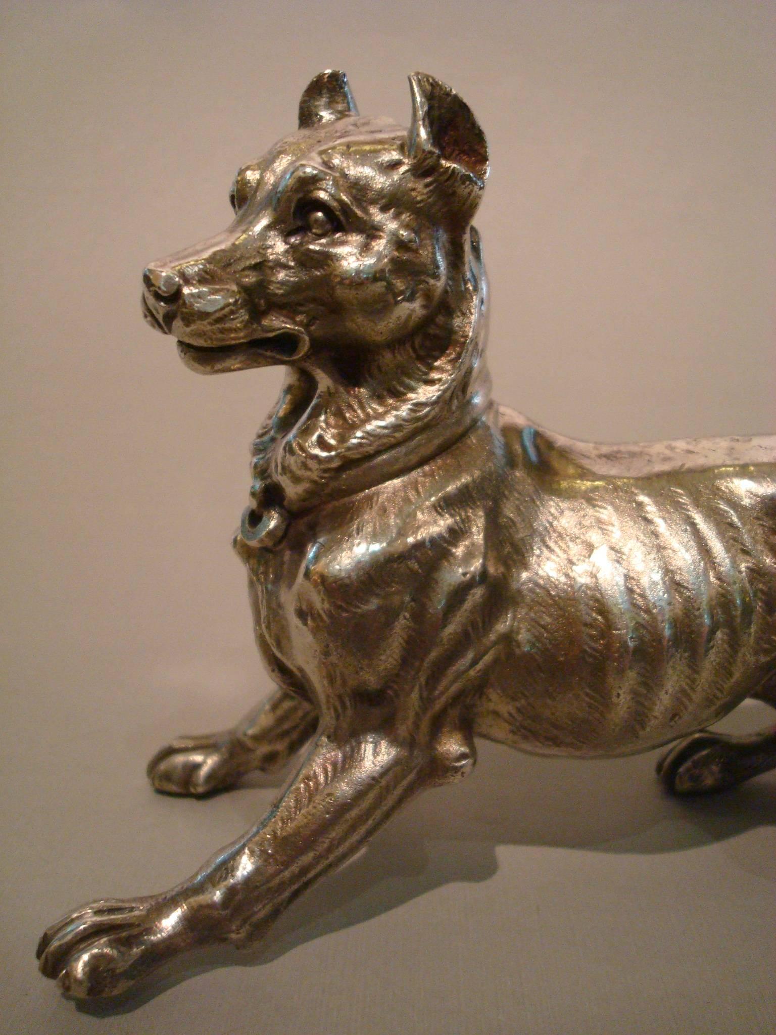Große versilberte Wiener Hundeskulptur aus Bronze, Briefbeschwerer, 1900er Jahre (Versilbert) im Angebot