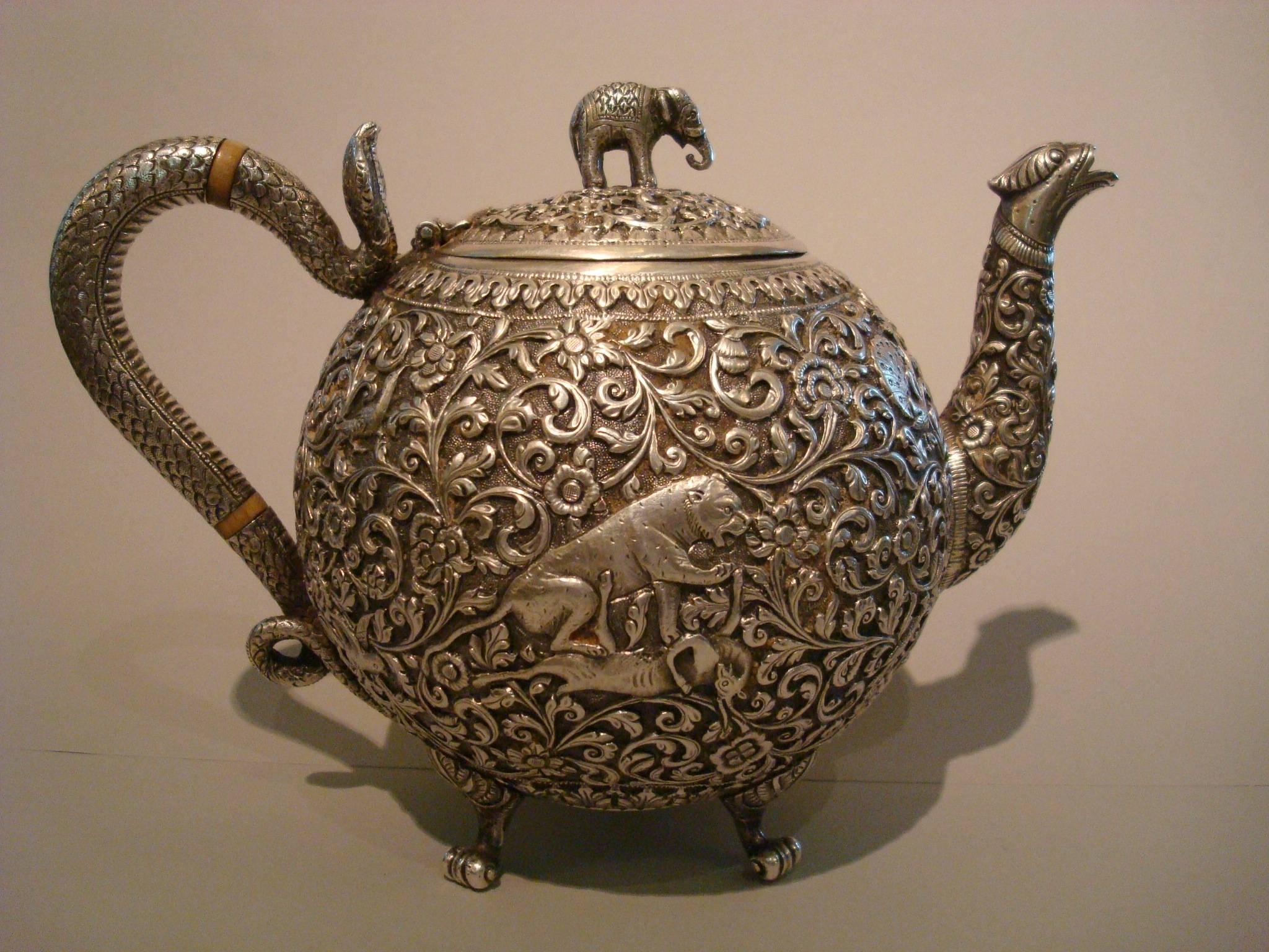 Sterling Silver Teapot Bhuj, Kutch, India 1870-1890, British Colonial In Good Condition In Buenos Aires, Olivos
