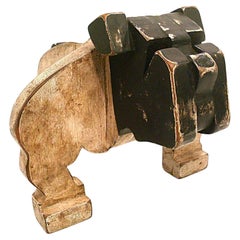 Sculpture de bouledogue en bois d'art populaire américain des années 1930