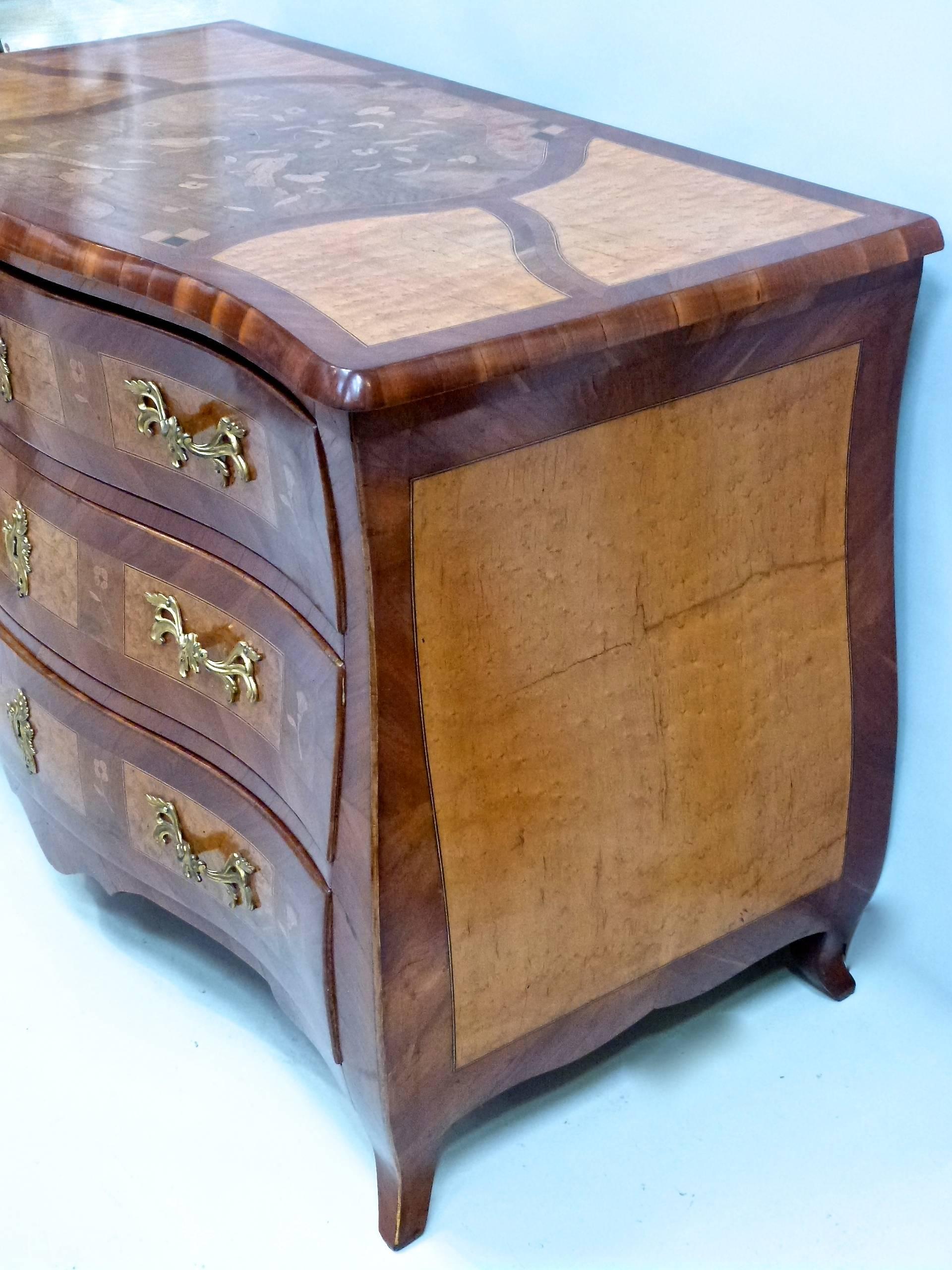 Georgian Late 18th Century Three-Drawer Bombe Commode For Sale