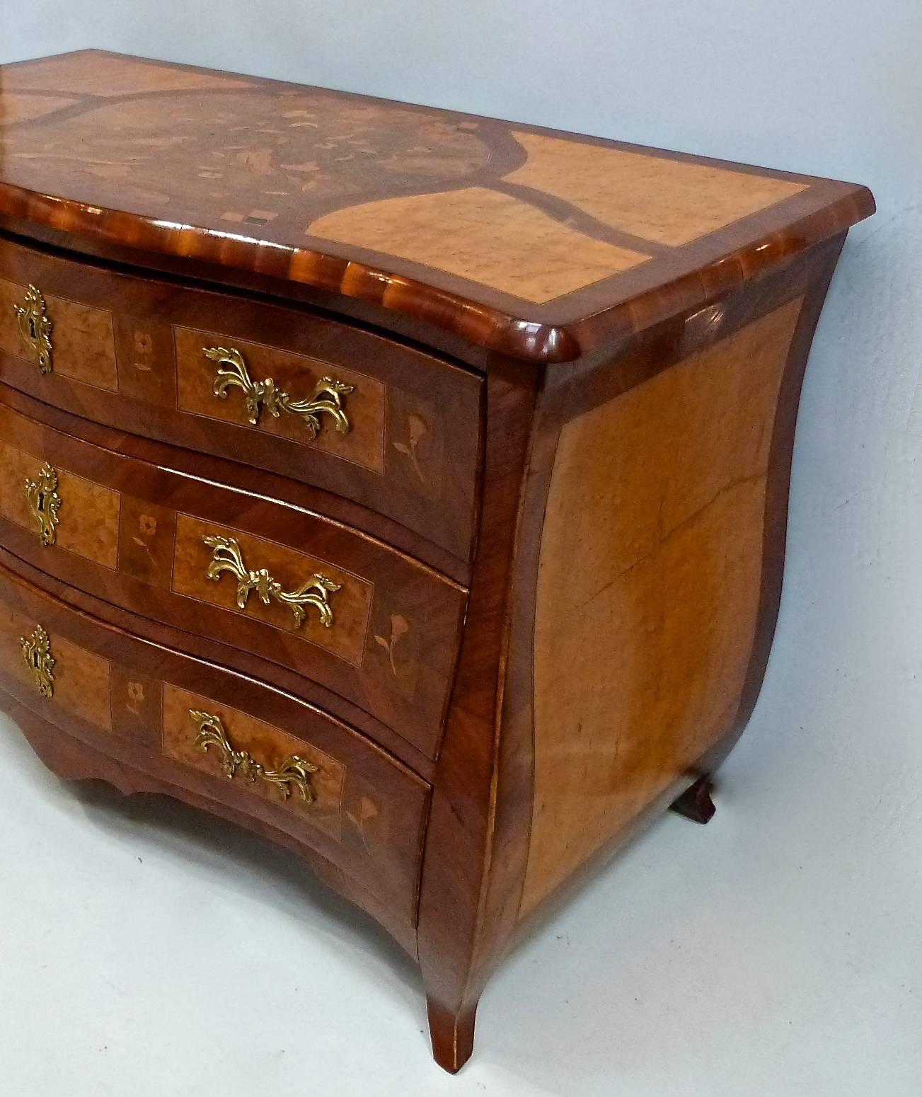 Late 18th Century Three-Drawer Bombe Commode In Excellent Condition For Sale In Froxfield, Wiltshire