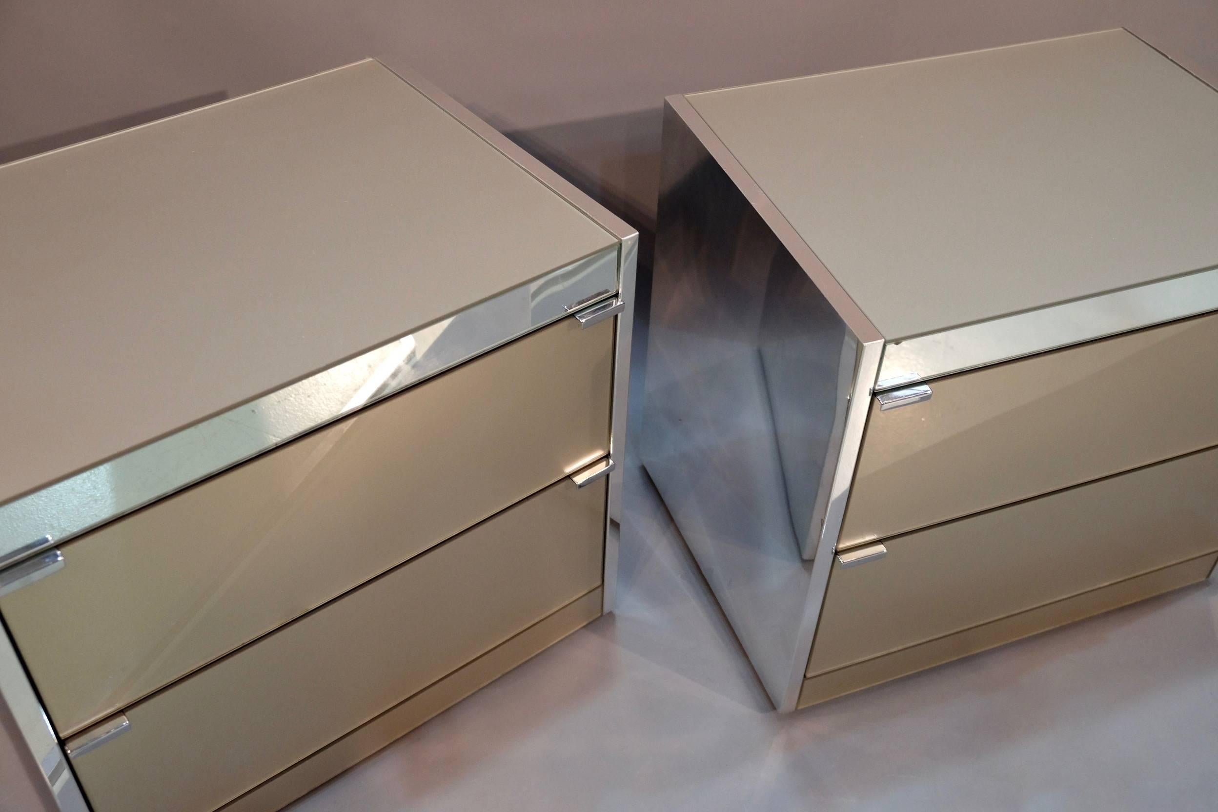 Polished Pair of Glass and Mirror Bedside Tables For Sale