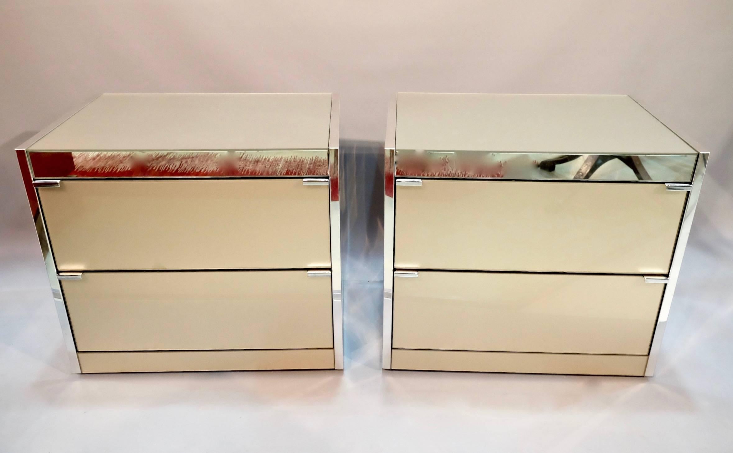 Late 20th Century Pair of Glass and Mirror Bedside Tables For Sale