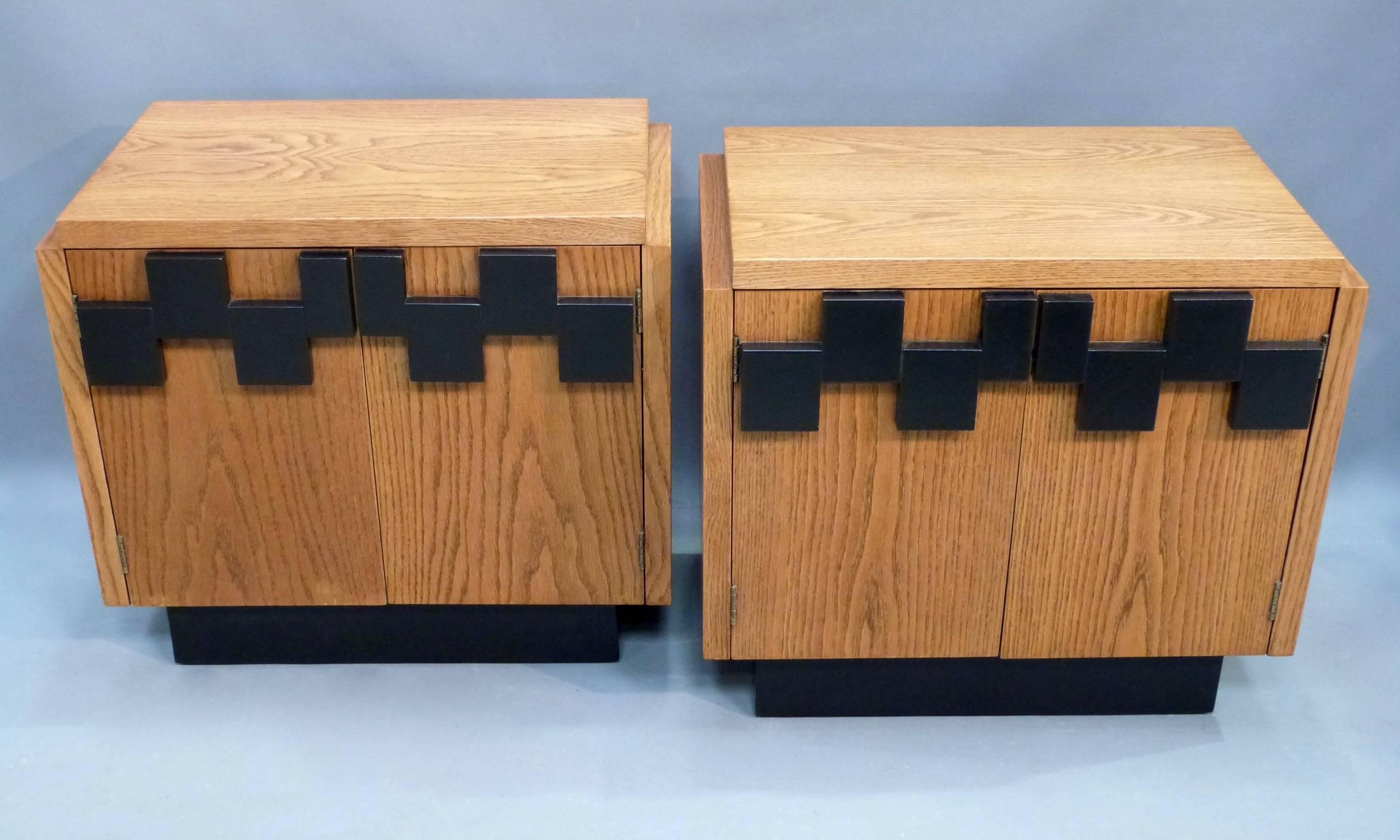 Central American Pair of 20th Century American Bedside Cabinets For Sale