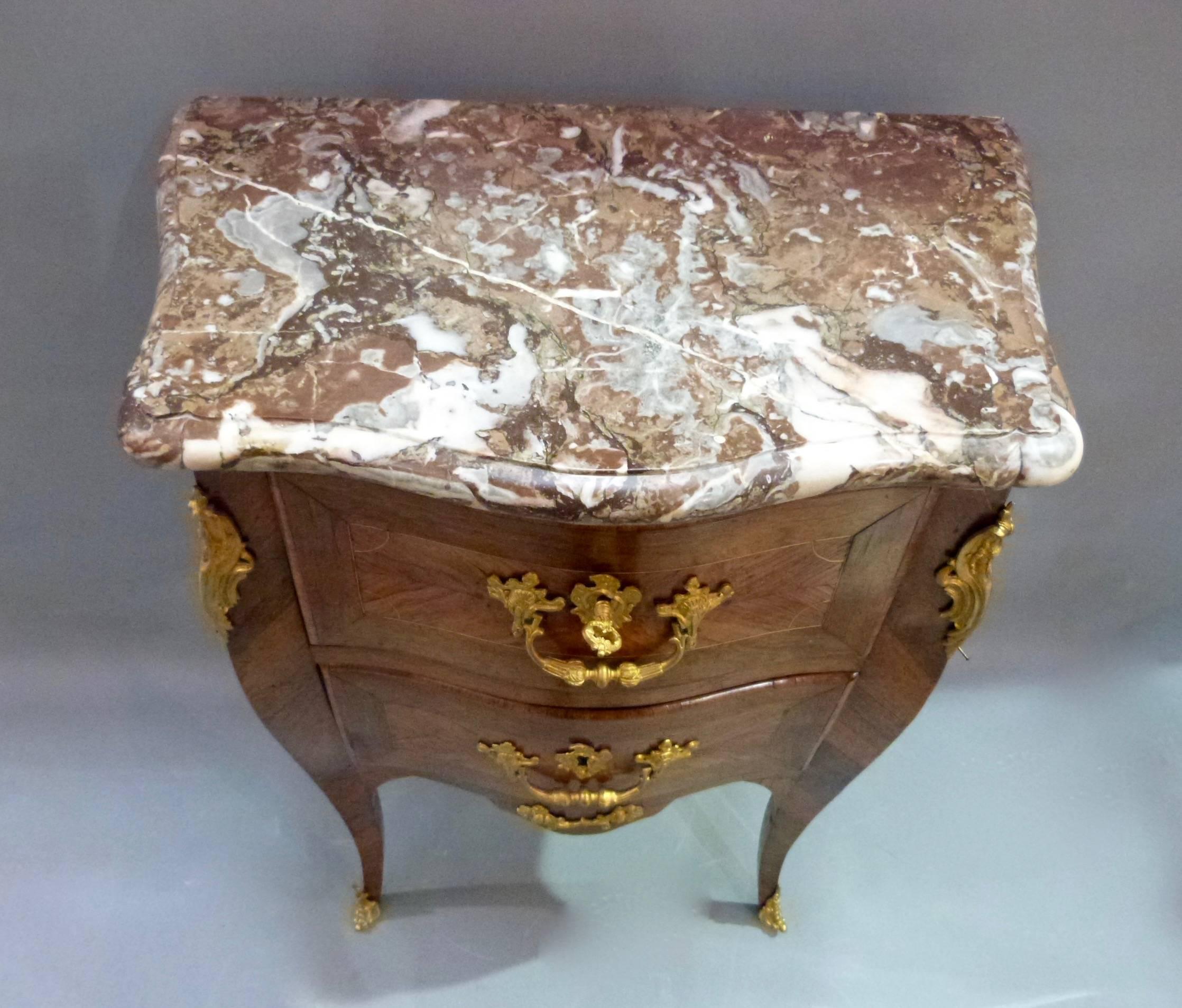 Louis XV Petit Commode by John-Charles Ellaume In Excellent Condition For Sale In Froxfield, Wiltshire