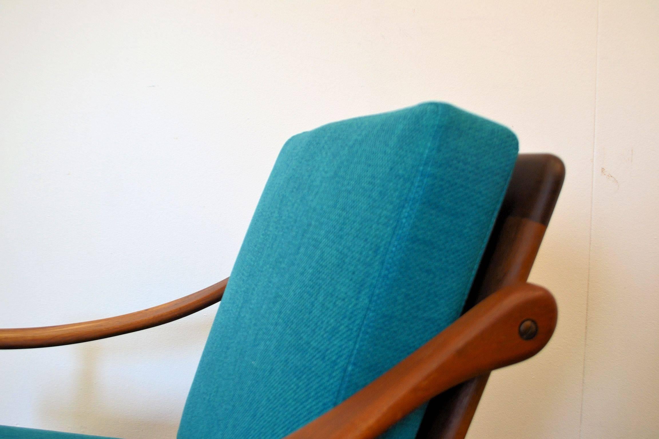 Danish design teak lounge chair designed by Arne Vodder for P. Mikkelsen during the 1950s. This rare model is beautifully shaped and has new foam cushions with zippers and a new blue upholstery.
 